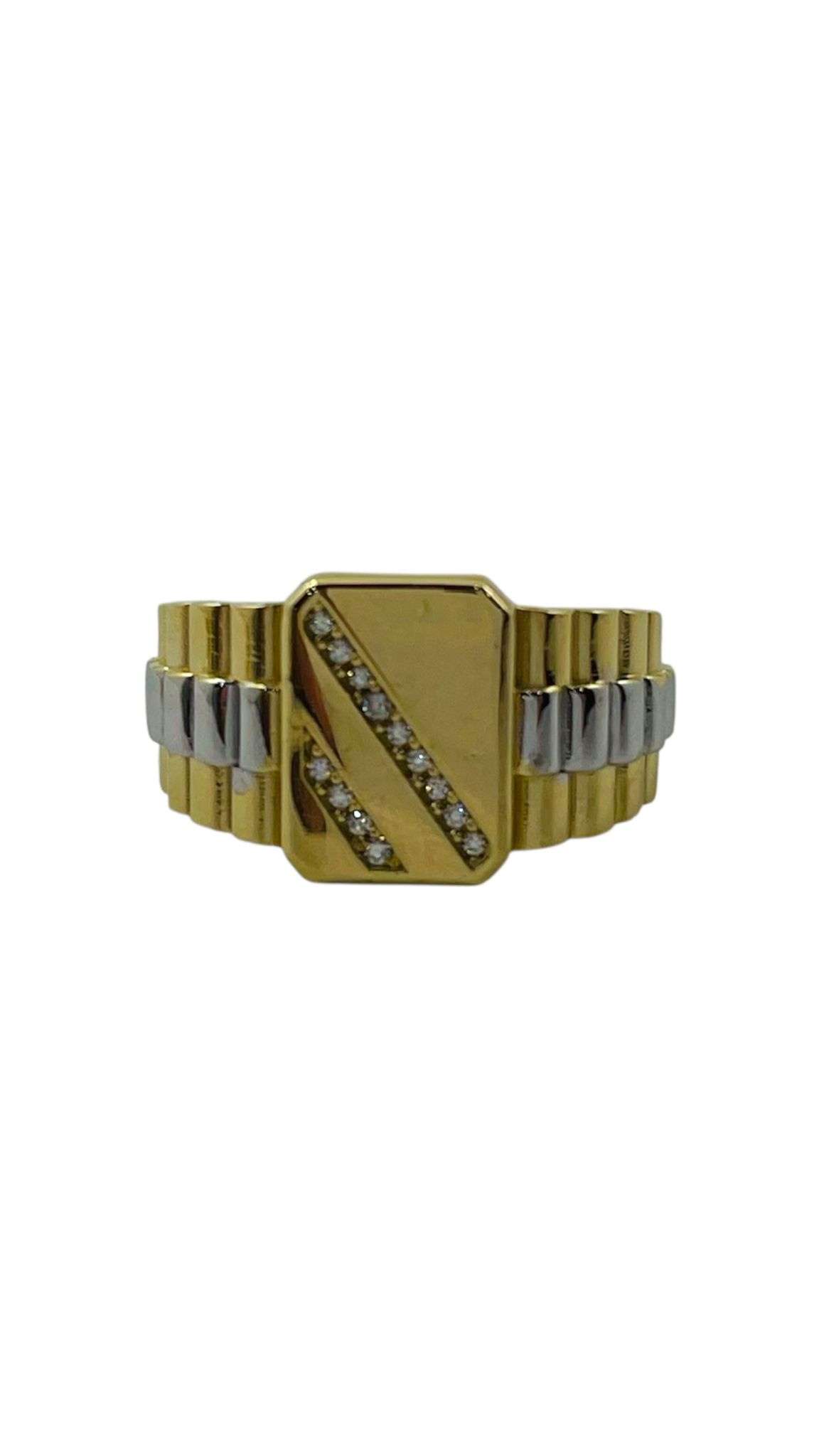 De 14k herenring in bi-color stijl is een verfijnde en stijlvolle accessoire met een luxe uitstraling. Deze ring, modelnummer HEREN RING, valt in de categorie sieraden en is specifiek een ring. Draag deze ring om een elegante touch toe te voegen aan je zakelijke of casual outfit. Perfect voor dagelijks gebruik of speciale gelegenheden.