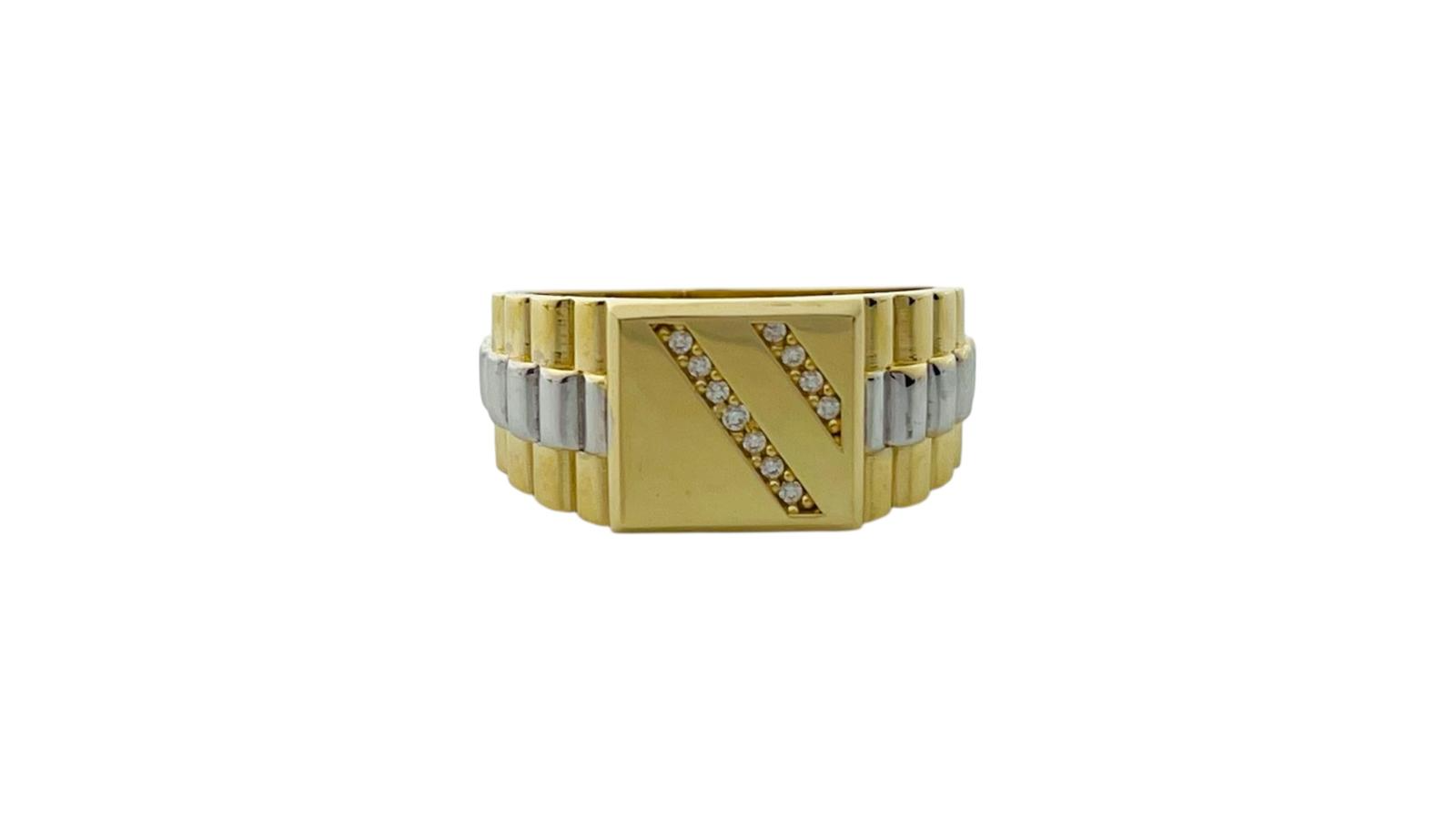 Deze prachtige herenring van 14 karaat goud combineert elegantie en verfijning, perfect voor de moderne man. Met een fraaie goud-zilvergekleurde afwerking is dit sieraad veelzijdig en stijlvol. Hoewel het gewicht niet is gespecificeerd, biedt de ring een luxueus gevoel. Draag de ring dagelijks of als aanvulling op een formele outfit voor een tijdloze uitstraling.