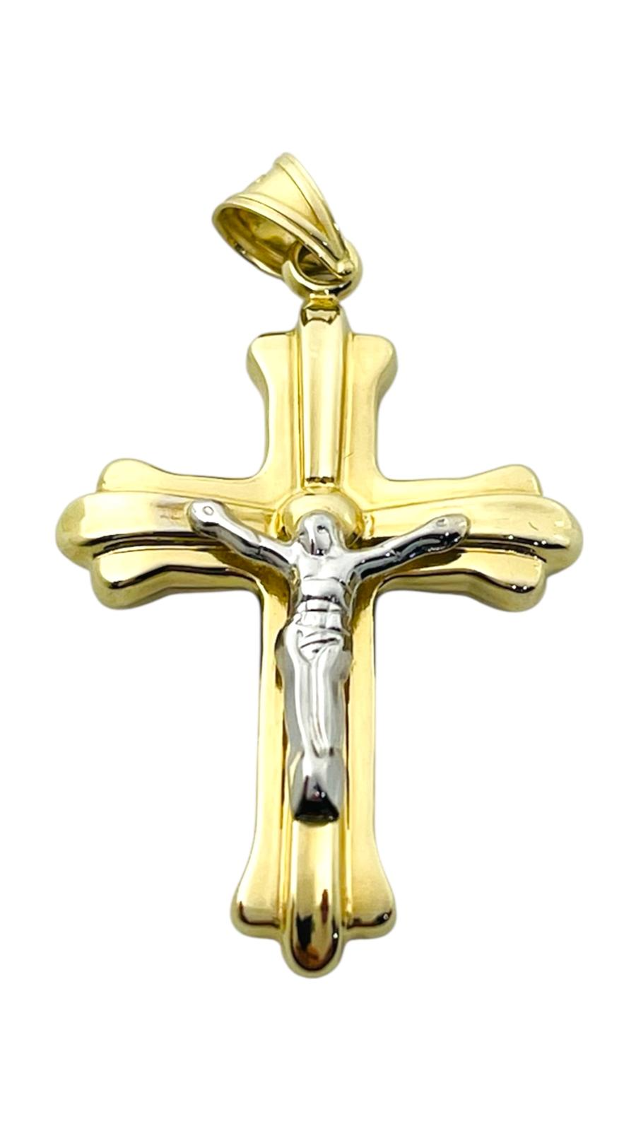De kruis hanger is een elegante 14 karaat gouden hanger. Deze prachtige gouden hanger, met een breedte van 24mm en een maat van 42mm, straalt luxe en stijl uit. Ideaal te dragen aan een fijne ketting voor een subtiele, maar stijlvolle uitstraling. Perfect voor dagelijks gebruik of speciale gelegenheden.