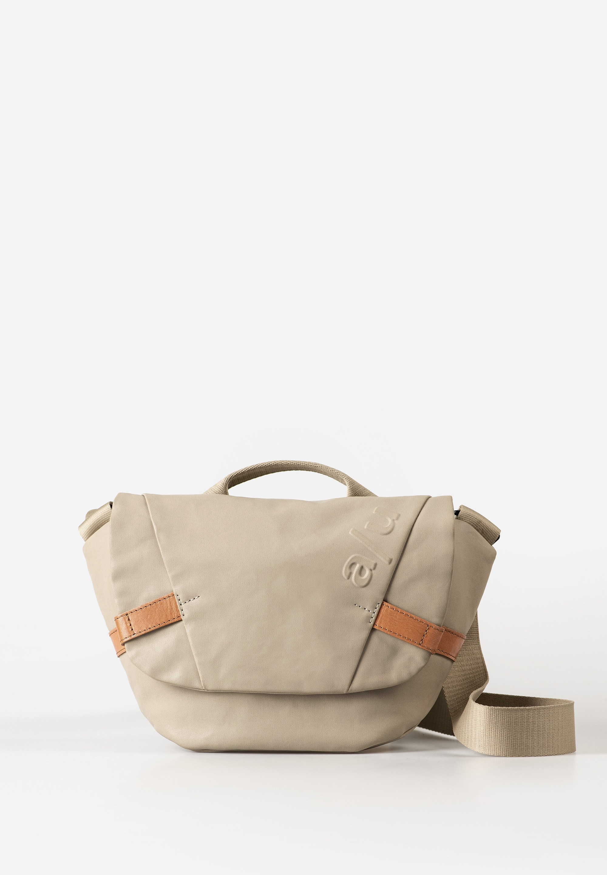KAZO – Compacte Crossbody Bag met Stijl en Functionaliteit
Of je nu onderweg bent naar werk, een weekendtrip plant of gewoon een spontane dag in de stad beleeft – de KAZO van a/u by aunts & uncles is jouw perfecte metgezel. Deze compacte schoudertas / crossbody bag uit de Japan-collectie biedt een slimme balans tussen stijlvol design en praktische indeling, allemaal verpakt in een waterafstotend, lichtgewicht materiaal met hoogwaardige lederen accenten.

Onder de stijlvolle flap met magnetische sluiting bevindt zich een veilig afsluitbaar hoofdvak met rits, aangevuld met meerdere rits- en steekvakken voor overzicht en snelle toegang tot je essentials. De verstelbare schouderband en het handige handvat zorgen voor veelzijdig draagcomfort, terwijl waterafstotende ritsen je spullen beschermen tegen onverwachte regenbuien.

Belangrijkste kenmerken:
Flap met magnetische sluiting voor snelle toegang

Hoofdvak met rits, veilig onder de flap

Steekvak onder de flap, ideaal voor snelle opberging

Ritsvak aan de binnenzijde + extra ritsvak aan de achterkant

Sleutelriem – geen gezoek meer

Verstelbare schouderband (75–145 cm)

Kort handvat voor hand draag optie

Subtiel a/u relief logo

Leren accenten van duurzaam gelooid premium rundleer

Waterafstotende ritsen en regenbestendig materiaal

Volume: ca. 3,5 liter

Afmetingen: ca. 29 × 7 × 18 cm (b × d × h)

Schouderband lengte: ca. 75–145 cm

Collectie: Japan

Materiaal: Biologisch katoen canvas met waterafstotende coating + premium leer

Materiaal & Onderhoud:
De Japan-collectie maakt gebruik van hoogwaardig, dicht geweven biologisch katoen, afgewerkt met een PFAS-vrije, waterafstotende coating die bescherming biedt bij regen en zorgt voor een stijlvolle, semi-glanzende look. De leren details zijn gemaakt van zorgvuldig gelooid, duurzaam rundleer.

Onderhoudstips:
Reinig met een vochtige doek – niet weken of onderdompelen.

Niet geschikt voor de wasmachine.

Behandel leer met natuurlijke lederbalsem voor langdurige kwaliteit.