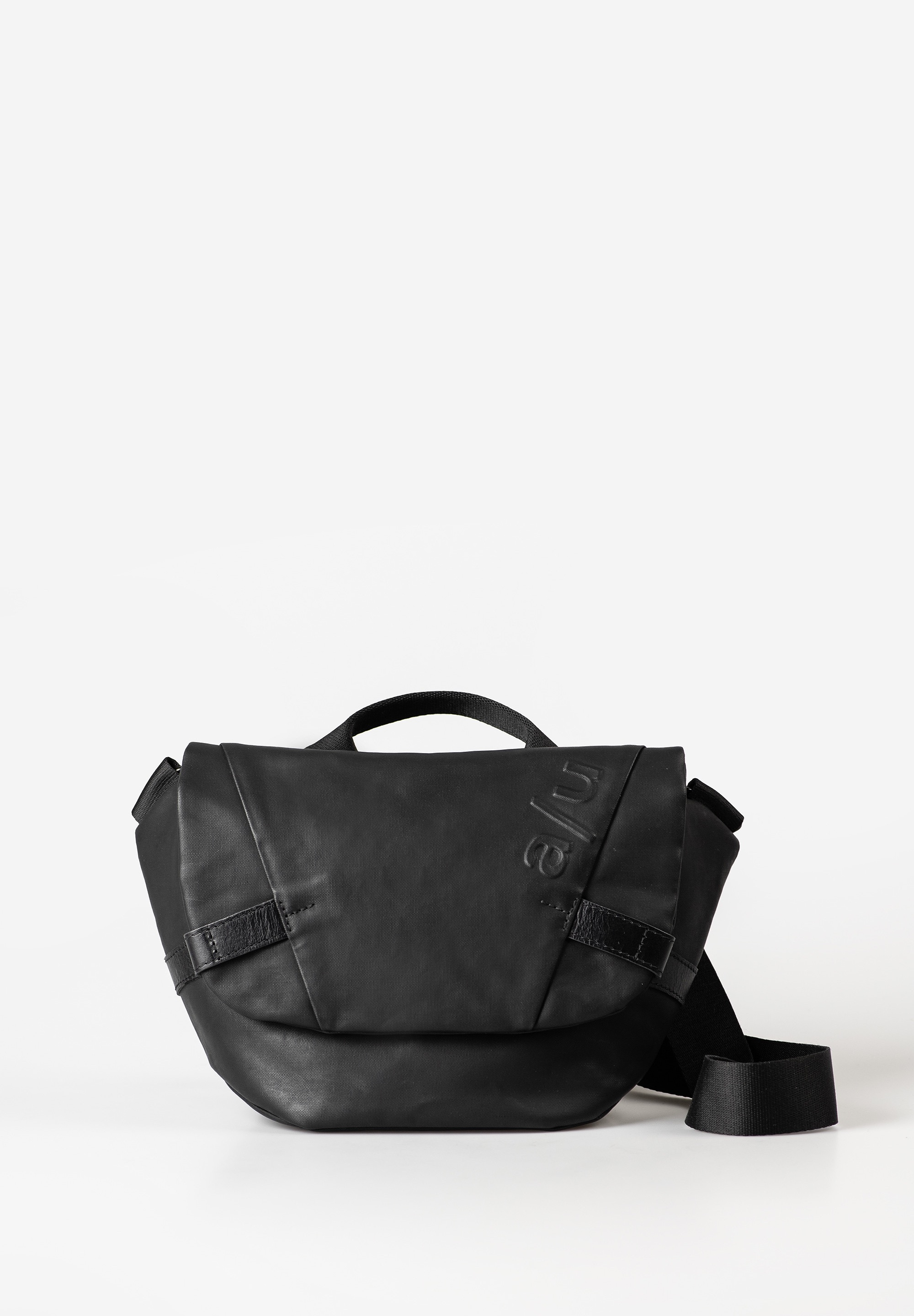 KAZO – Compacte Crossbody Bag met Stijl en Functionaliteit
Of je nu onderweg bent naar werk, een weekendtrip plant of gewoon een spontane dag in de stad beleeft – de KAZO van a/u by aunts & uncles is jouw perfecte metgezel. Deze compacte schoudertas / crossbody bag uit de Japan-collectie biedt een slimme balans tussen stijlvol design en praktische indeling, allemaal verpakt in een waterafstotend, lichtgewicht materiaal met hoogwaardige lederen accenten.

Onder de stijlvolle flap met magnetische sluiting bevindt zich een veilig afsluitbaar hoofdvak met rits, aangevuld met meerdere rits- en steekvakken voor overzicht en snelle toegang tot je essentials. De verstelbare schouderband en het handige handvat zorgen voor veelzijdig draagcomfort, terwijl waterafstotende ritsen je spullen beschermen tegen onverwachte regenbuien.

Belangrijkste kenmerken:
Flap met magnetische sluiting voor snelle toegang

Hoofdvak met rits, veilig onder de flap

Steekvak onder de flap, ideaal voor snelle opberging

Ritsvak aan de binnenzijde + extra ritsvak aan de achterkant

Sleutelriem – geen gezoek meer

Verstelbare schouderband (75–145 cm)

Kort handvat voor hand draag optie

Subtiel a/u relief logo

Leren accenten van duurzaam gelooid premium rundleer

Waterafstotende ritsen en regenbestendig materiaal

Volume: ca. 3,5 liter

Afmetingen: ca. 29 × 7 × 18 cm (b × d × h)

Schouderband lengte: ca. 75–145 cm

Collectie: Japan

Materiaal: Biologisch katoen canvas met waterafstotende coating + premium leer

Materiaal & Onderhoud:
De Japan-collectie maakt gebruik van hoogwaardig, dicht geweven biologisch katoen, afgewerkt met een PFAS-vrije, waterafstotende coating die bescherming biedt bij regen en zorgt voor een stijlvolle, semi-glanzende look. De leren details zijn gemaakt van zorgvuldig gelooid, duurzaam rundleer.

Onderhoudstips:
Reinig met een vochtige doek – niet weken of onderdompelen.

Niet geschikt voor de wasmachine.

Behandel leer met natuurlijke lederbalsem voor langdurige kwaliteit.