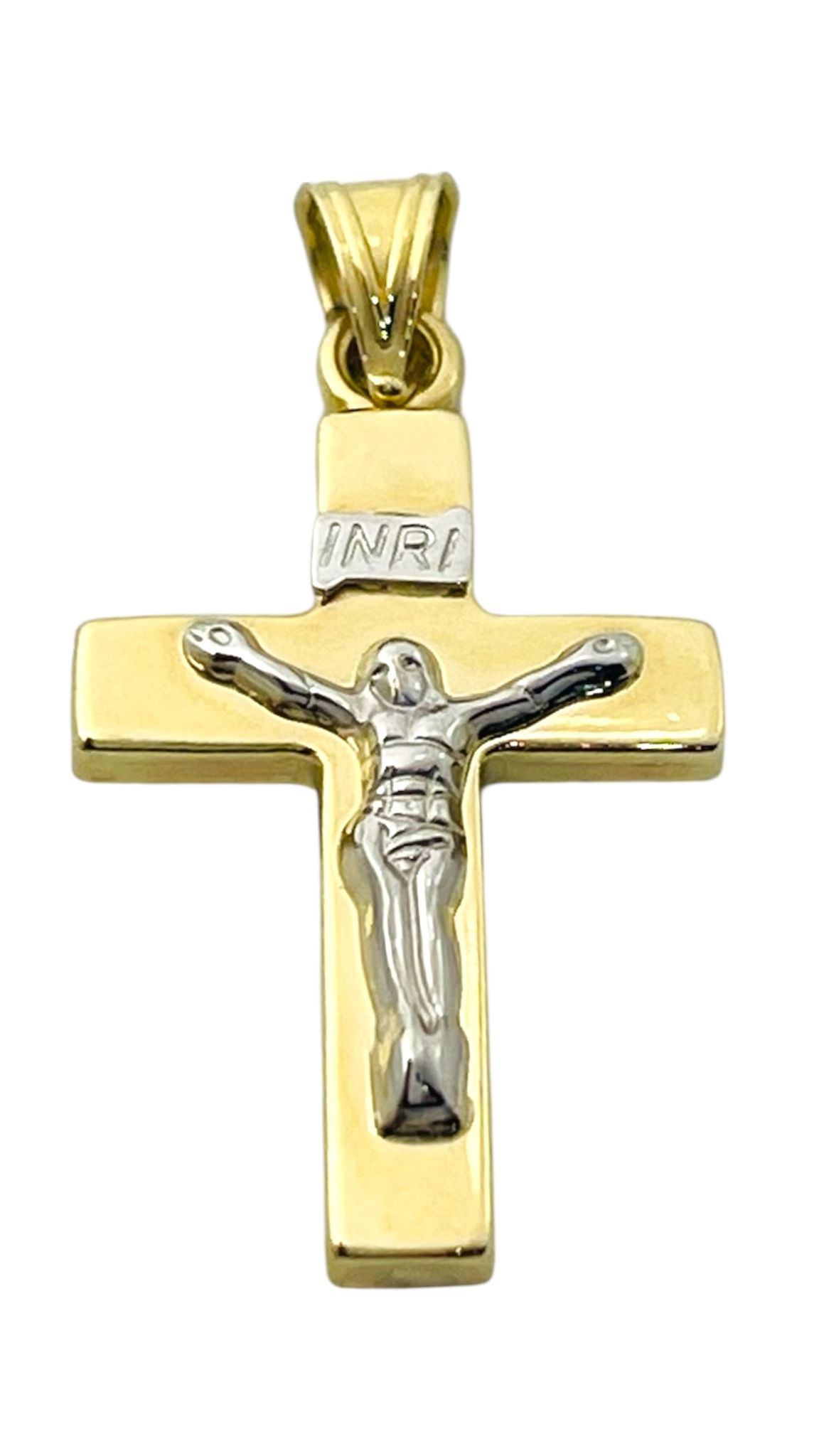 De "Kruis Hanger" in 14 karaat goud is een elegante hanger, perfect voor elke gelegenheid. Met een grootte van 35 mm en een breedte van 18 mm, straalt het verfijning uit. Draag het aan een subtiele ketting om zijn schoonheid te accentueren. Ideaal om een persoonlijke, stijlvolle touch aan uw look toe te voegen.