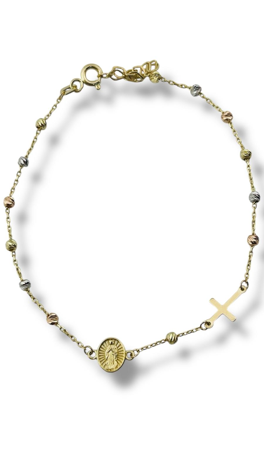 De tri-color armband kruis, heeft de volgende kenmerken: het is een tri-color armband van goud, met een standaardmaat van 18 cm plus 3cm extensies. De armband is zeer geschikt om subtiel te dragen bij formele of casual gelegenheden en kan prachtig gestapeld worden met andere sieraden voor een stijlvolle look.