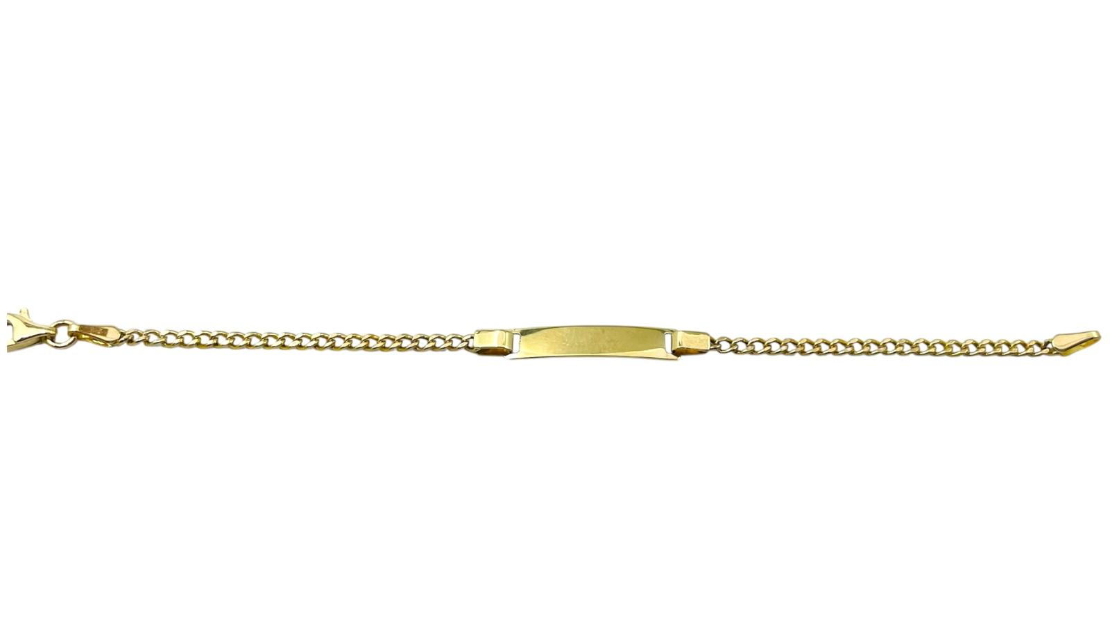 De baby armband 14kr goud, is een prachtig sieraad van het type gourmette. Het is gemaakt van 14 karaat goud, heeft een breedte van 4,5 mm en een lengte van 130 mm, speciaal voor baby's. Dit armbandje voegt een vleugje elegantie toe aan elke outfit. Perfect voor dagelijks gebruik of speciale gelegenheden.