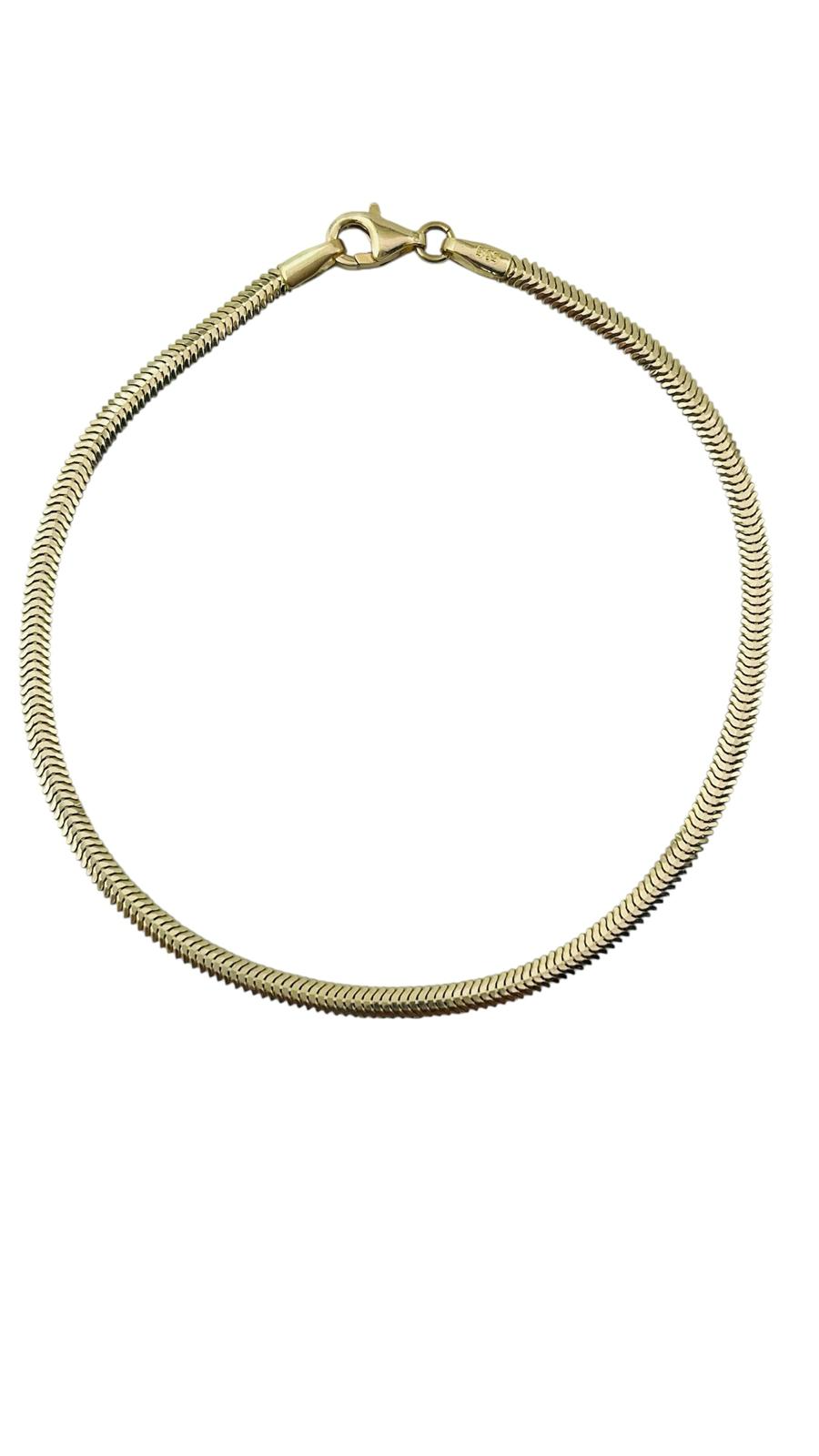 Deze prachtige gouden slang armband is voorzien van gedetailleerd design en schitterende edelstenen. De armband is verstelbaar en past dus om elke pols. Draag hem alleen voor een subtiele touch, of combineer met andere armbanden voor een gewaagde look. Deze armband is perfect voor elke gelegenheid en zal zeker de aandacht trekken. Een absolute must-have voor elke sieradencollectie.