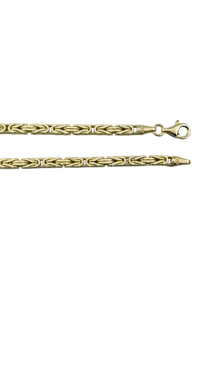 De Konings Armband,  is een sierlijk juweel van 14 karaats goud. Kenmerken: 2.8mm breed, vierkante vorm, 20cm lang en voorzien van een karabijnsluiting. Dit tijdloze sieraad draagt u perfect solo of in combinatie met andere sieraden voor een stijlvolle look. Voeg een vleugje elegantie toe aan elke gelegenheid!