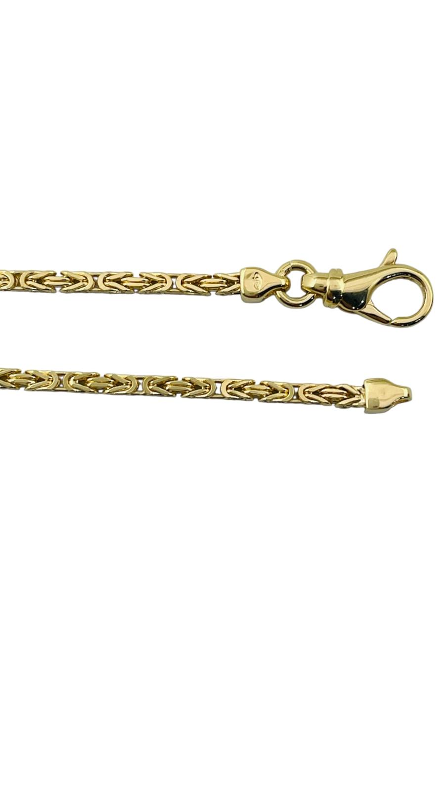 Het product "Armband Konings Massief 2.0mm 14k Goud" biedt een elegante uitstraling met zijn 14-karaats goud en vierkante vorm. Deze gouden armband is 2mm breed en 210mm lang, met een stevige karabijnsluiting. Perfect voor dagelijks gebruik of speciale gelegenheden. Draag het solo voor een verfijnde look of combineer met andere sieraden voor een trendy uitstraling.