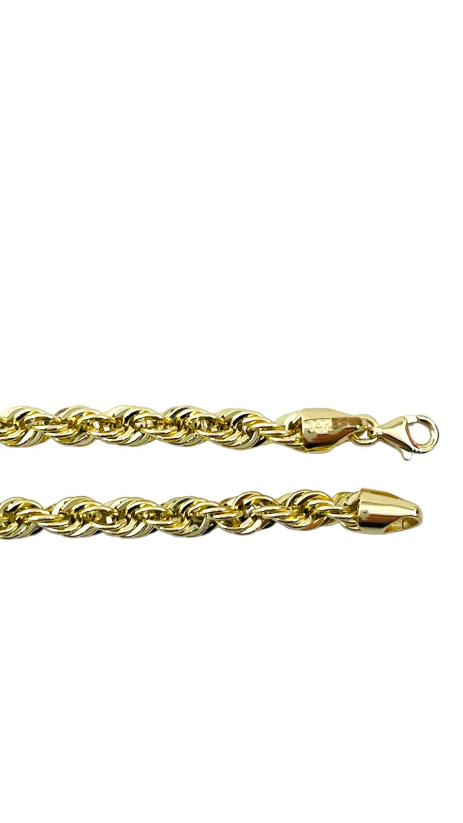 dit is een prachtig sieraad dat elegantie en verfijning uitstraalt. Gemaakt van 14 karaat goud, heeft het een ronde, gouden koordstructuur van 4.6 mm breed. Met een karabijnsluiting is het 20 cm lange juweel perfect voor dagelijks gebruik. Draag het solo voor een minimalistische look of combineer het met andere armbanden voor extra flair.