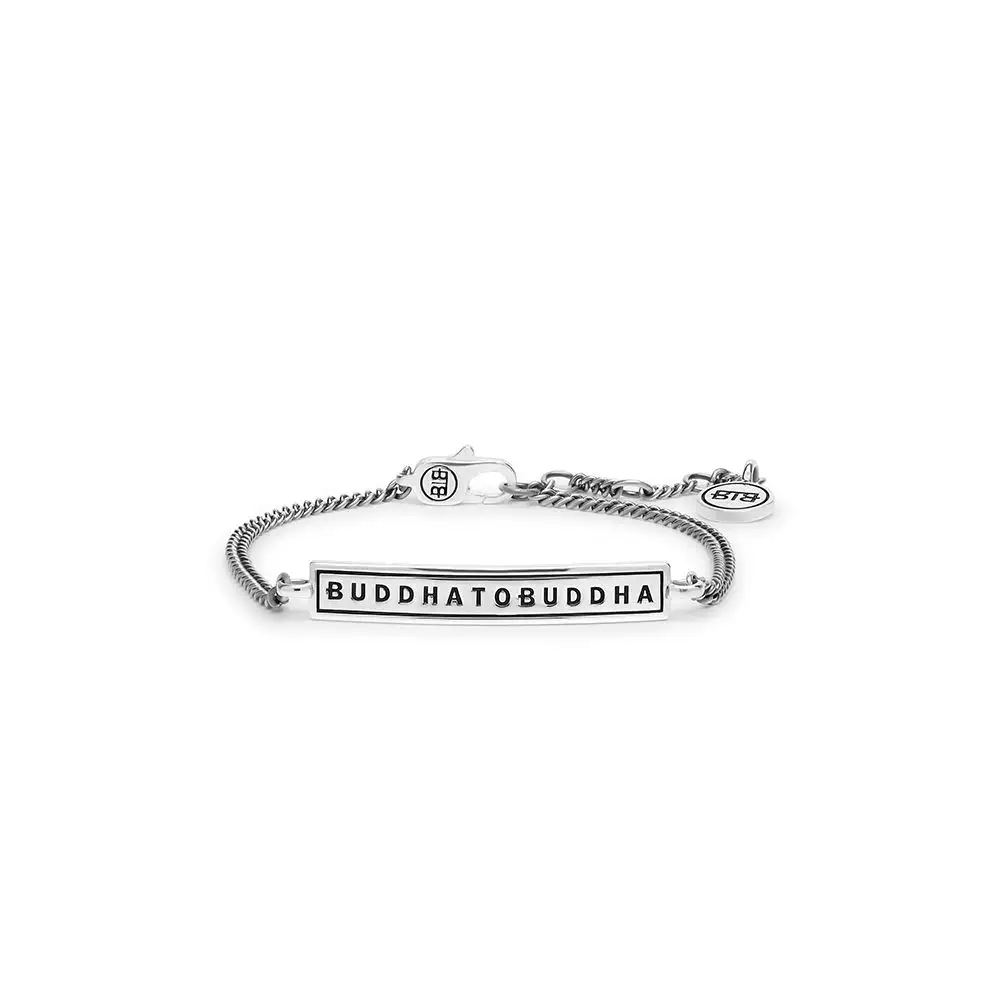 De Essential Logo armband/enkelband is een veelzijdig en stijlvol accessoire en een echte musthave voor iedere Buddha to Buddha liefhebber! Een modulaire armband/enkelband, gemaakt van premium gerecycled zilver. Het Essential enkelbandje/armbandje heeft dezelfde chain als onze beroemde Essential-ketting en is voorzien van een prachtig Buddha to Buddha-logoplaatje. Het is verkrijgbaar in drie maten - S 22 cm M 25 cm L 28cm- en kan worden aangepast in vijf verschillende maten, waardoor eecomfortabele en perfecte pasvorm voor ieders pols of enkel wordt gegarandeerd. Het minimalistische ontwerp maakt het gemakkelijk te combineren met elke outfit. Verstelbaar naar de volgende maten: S 18 – 19 – 20 – 21 – 22cm M 21 – 22- 23 – 24 – 25cm L 24 – 25 – 26 – 27 – 28cm