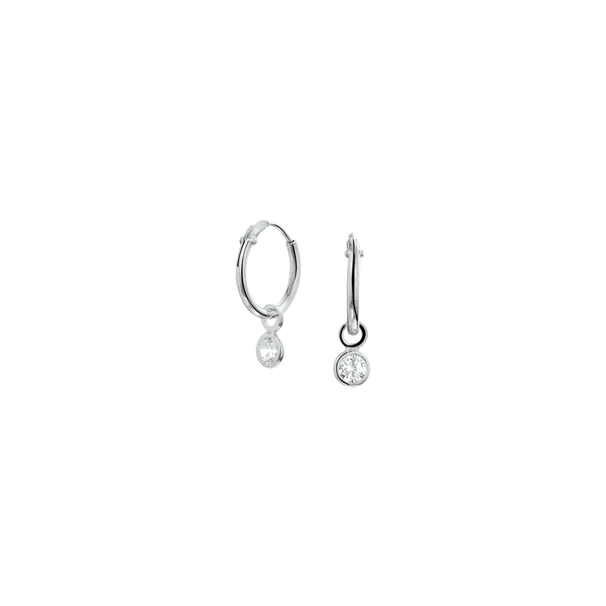 Gerhodineerd zilveren oorhangers met briljant geslepen zirkonia in een zetkast. De oorhangers hebben een afmeting van 12x1.5mm en de hanger met zirkonia stenen 8x4.5.