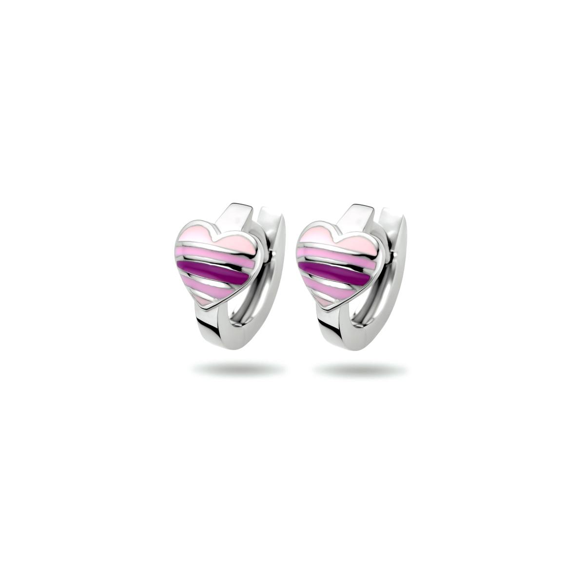 Gerhodineerd 925 zilveren klapoorringen uitgevoerd met een hartje. De oorringen hebben een afmeting van 12x6.5mm.