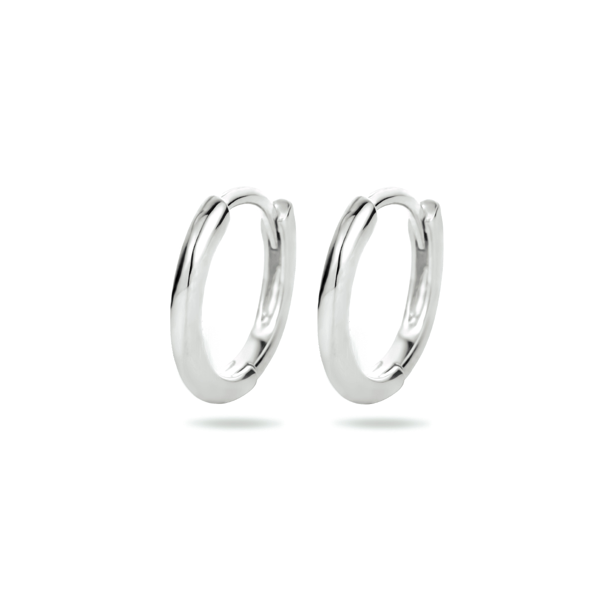 De Klapoorringen half rond met modelnummer 1334140 zijn elegante creolen van ons huismerk. Ze zijn gemaakt van gerhodineerd zilver, glanzend en zilverkleurig. Met een handige scharniersluiting, een breedte van 1,5 mm en een diameter van 12,5 mm, zijn ze perfect voor dagelijks gebruik of speciale gelegenheden. Combineer ze met andere zilveren sieraden voor een stijlvolle look.