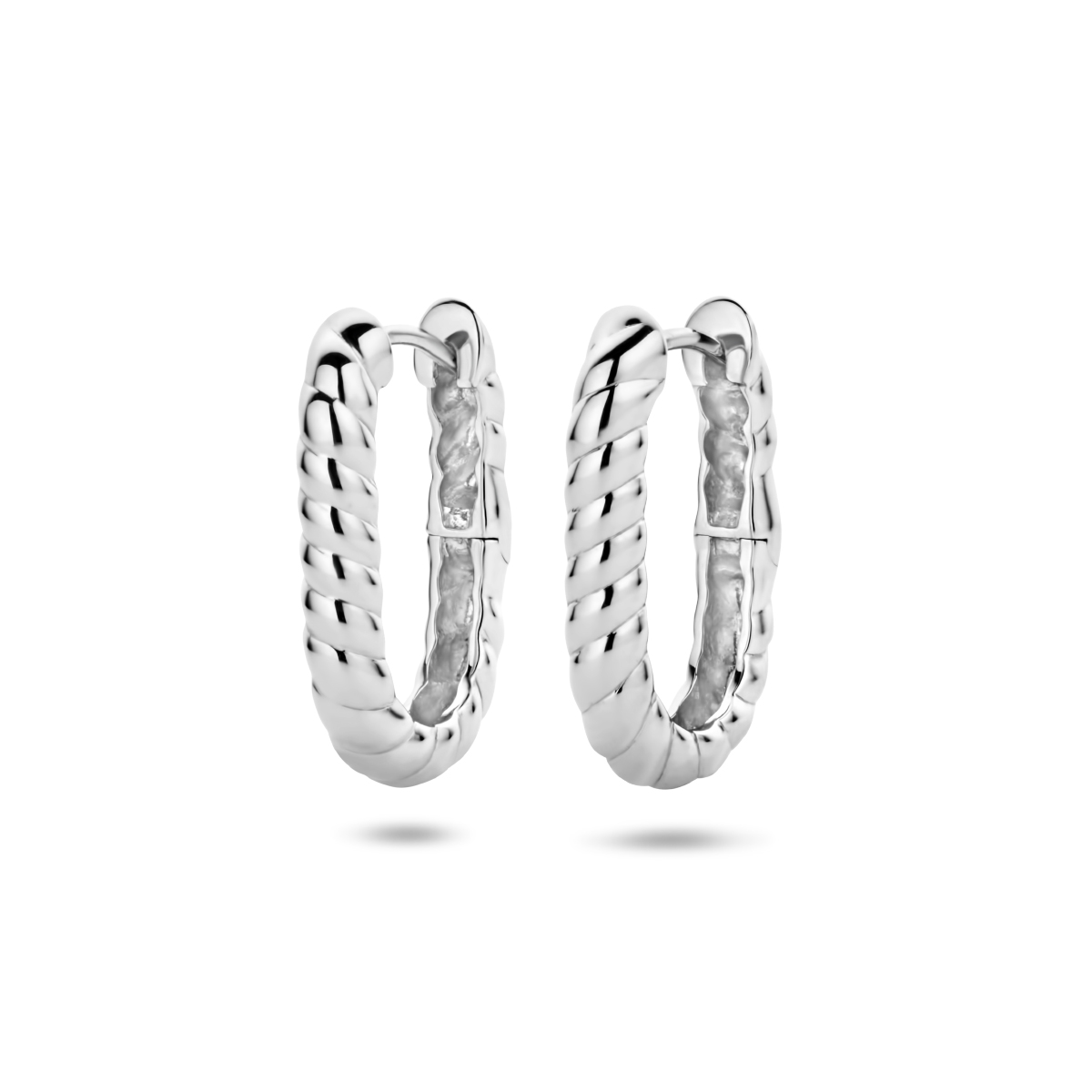 Gerhodineerd 925 zilveren klapoorringen. De klapoorringen hebben een hoogte van 22mm.
