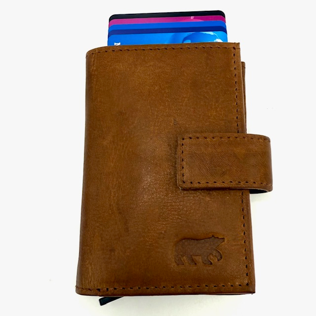 BearDesign Elsie creditcard etui cognac – stijlvolle leren pasjeshouder met hardcase en extra vakken

De BearDesign Elsie creditcard etui CP 6814 COGNAC combineert stijl, functionaliteit en compactheid in één elegant ontwerp. Deze leren pasjeshouder in warme cognac kleur is ideaal voor wie zijn pasjes en geld netjes en veilig wil opbergen, zonder een grote portemonnee mee te nemen.

In de stevige hardcase berg je gemakkelijk 6 pasjes op, die dankzij het slimme schuifmechanisme snel toegankelijk zijn. Daarnaast bevat het leren gedeelte twee extra insteekvakken voor bijvoorbeeld je ID-kaart of OV-chipkaart.

Voor briefgeld is er een handig papieren geldvak, en het ritsvakje aan de buitenzijde biedt ruimte voor kleingeld of kleine spulletjes zoals een sleutel of memorycard.

Belangrijkste kenmerken:

Geschikt voor 6 pasjes in de aluminium hardcase + 2 extra vakken in het leren etui

Cognac-kleurig leer met een luxe, tijdloze uitstraling

Compact formaat, past gemakkelijk in je handtas of broekzak

1 vak voor papiergeld

Ritsvakje voor muntgeld of kleine items

Gemaakt van hoogwaardig BearDesign leder

Perfect voor dagelijks gebruik én onderweg

Deze cognac pasjeshouder van BearDesign is de ideale combinatie van elegantie en gebruiksgemak – voor iedereen die stijlvol én georganiseerd de deur uit wil gaan.

