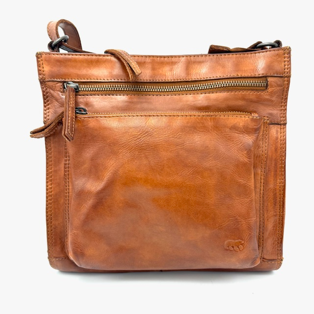 BearDesign leren crossover tas – vierkant model met dubbele voorrits en verstelbare schouderriem

Deze stijlvolle BearDesign crossover tas van hoogwaardig cow lavato leer combineert praktisch gemak met een tijdloos design. Het vierkante model met compacte afmetingen van ca. 26 x 26 x 10 cm is ideaal voor dagelijks gebruik, werk of een dagje uit.

De tas heeft een toprits die toegang geeft tot het ruime hoofdvak, met daaronder extra structuur voor overzicht. Binnenin vind je meerdere handige vakken, waaronder een speciaal vak voor je mobiel en een achterrits voor waardevolle spullen. De achterkant van de tas is eveneens voorzien van een extra ritsvak, perfect voor items die je snel bij de hand wilt hebben.

Aan de voorzijde zorgen twee verticale ritsvakken voor een stoere, functionele look én extra opbergruimte. De schouderriem is verstelbaar voor optimaal draagcomfort, maar niet afneembaar, waardoor de tas altijd mooi in model blijft hangen.

Belangrijkste kenmerken:

Gemaakt van soepel en stevig cow lavato leer

Vierkant model met afmetingen ca. 26 x 26 x 10 cm

Hoofdvak met toprits en diverse binnenvakken

Speciaal vak voor mobiel + achterrits binnenin

Twee ritsvakken aan de voorkant

Extra ritsvak aan de achterkant

Verstelbare, niet-afneembare schouderriem

Perfect als leren crossover tas voor dagelijks gebruik

Deze BearDesign schoudertas biedt de perfecte balans tussen stijl, ruimte en gebruiksgemak – een must-have accessoire voor wie houdt van kwaliteit en functionaliteit in één.