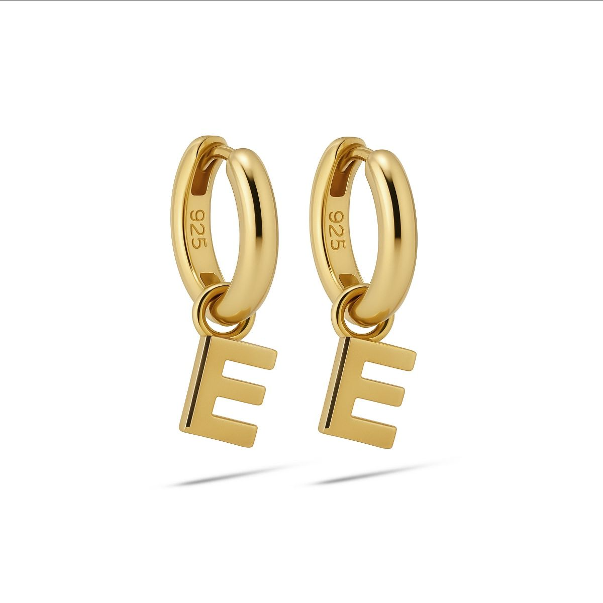 De Hinged Hoops LETTERS - E met modelnummer A177GP-E zijn stijlvolle creooloorbellen. Deze juwelen zijn een perfecte combinatie van elegantie en eenvoud. Ideaal voor dagelijks gebruik of een speciale gelegenheid. Combineer ze met zowel casual als formele outfits voor een verfijnde uitstraling. Ze voegen een persoonlijke touch toe met de letter 'E'.