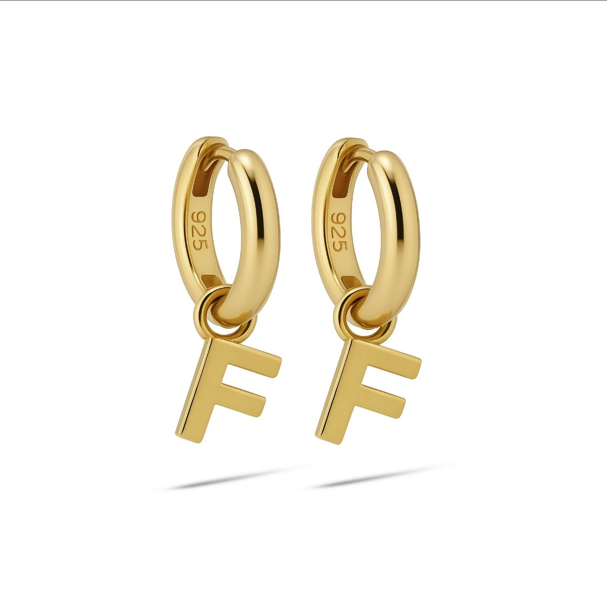 De Hinged Hoops LETTERS - F met modelnummer A177GP-F zijn elegante creolen van een niet-gedefinieerd merk. Deze sieraden, gecategoriseerd als JEWEL en JEWEL_TYPE CREOLE_EARRINGS, zijn perfect om elke outfit subtiel te verfraaien. Draag ze met opgestoken haar of een nonchalante vlecht voor een stijlvolle en verfijnde look.