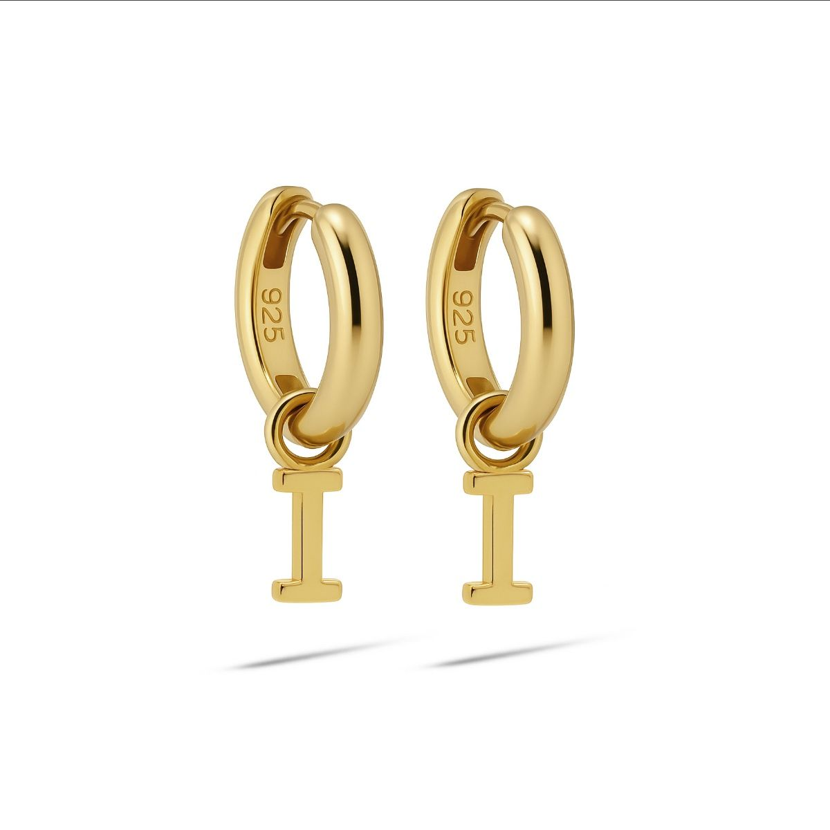 De Hinged Hoops LETTERS - I, modelnummer A177GP-I, zijn sierlijke creooloorbellen die elegantie en persoonlijkheid combineren. Deze juwelen, gemaakt van hoogwaardige materialen, zijn perfect om elke outfit een stijlvolle en persoonlijke touch te geven. Draag ze solo voor een subtiele look of combineer met andere sieraden voor een trendy uitstraling. Ideaal voor elke gelegenheid!
