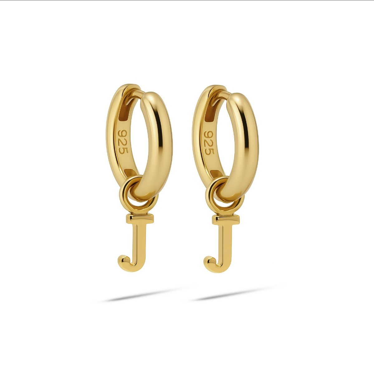 Ontdek de Hinged Hoops LETTERS - J met modelnummer A177GP-J. Deze prachtige creooloorbellen in de categorie JEWEL bieden een stijlvolle manier om je look te personaliseren. Perfect voor dagelijks gebruik of een speciale gelegenheid, deze oorringen voegen elegantie en flair toe aan elke outfit. Ideaal te combineren met andere gouden sieraden voor een compleet chique ensemble.