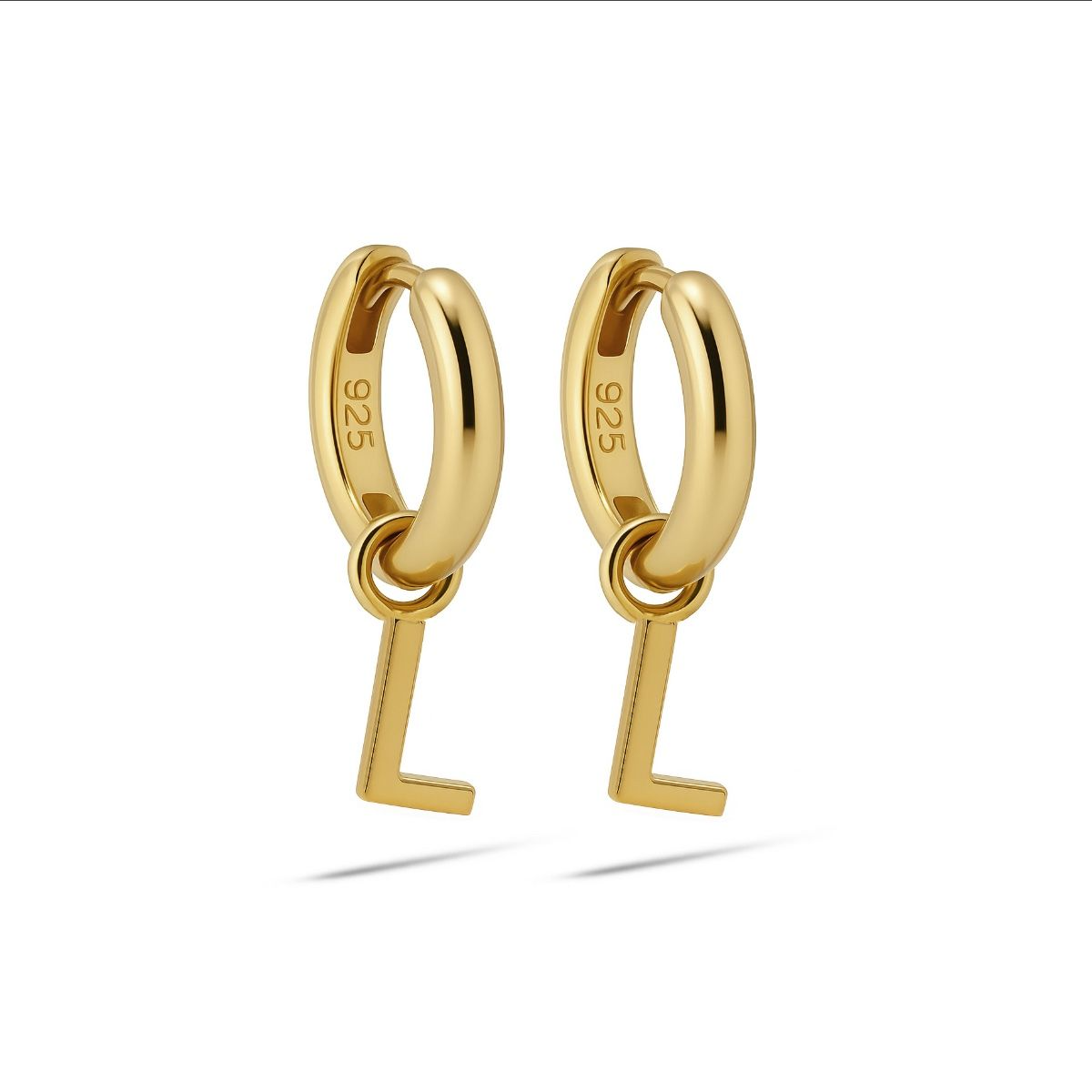 De Hinged Hoops LETTERS - L, modelnummer A177GP-L, zijn sierlijke creool oorbellen van ongekend merk. Deze oorbellen zijn een perfecte mix van elegantie en stijl. Ideaal voor dagelijks gebruik of speciale gelegenheden. Combineer met andere gouden accessoires voor een verfijnde look. Geschikt voor elk modieus vrouw die hun outfit een persoonlijke touch wil geven.