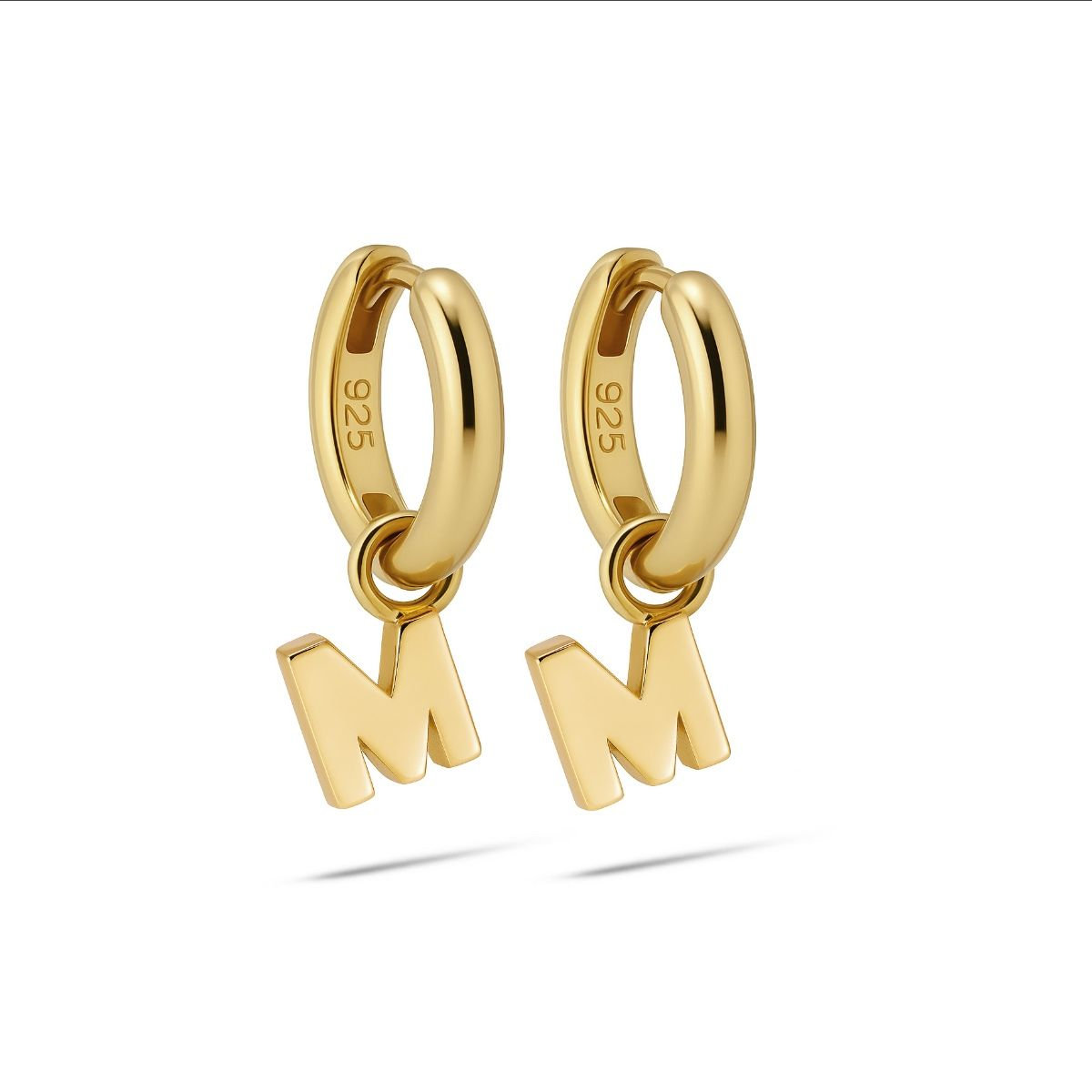 De Hinged Hoops LETTERS - M, modelnummer A177GP-M, zijn stijlvolle creolen van een onbekend merk. Ze vallen onder de categorie juwelen en zijn ontworpen als creool-oorbellen. Draag ze om je persoonlijke stijl te versterken. Ze zijn perfect voor dagelijks gebruik of een avondje uit. Combineer met andere sieraden voor een unieke look.