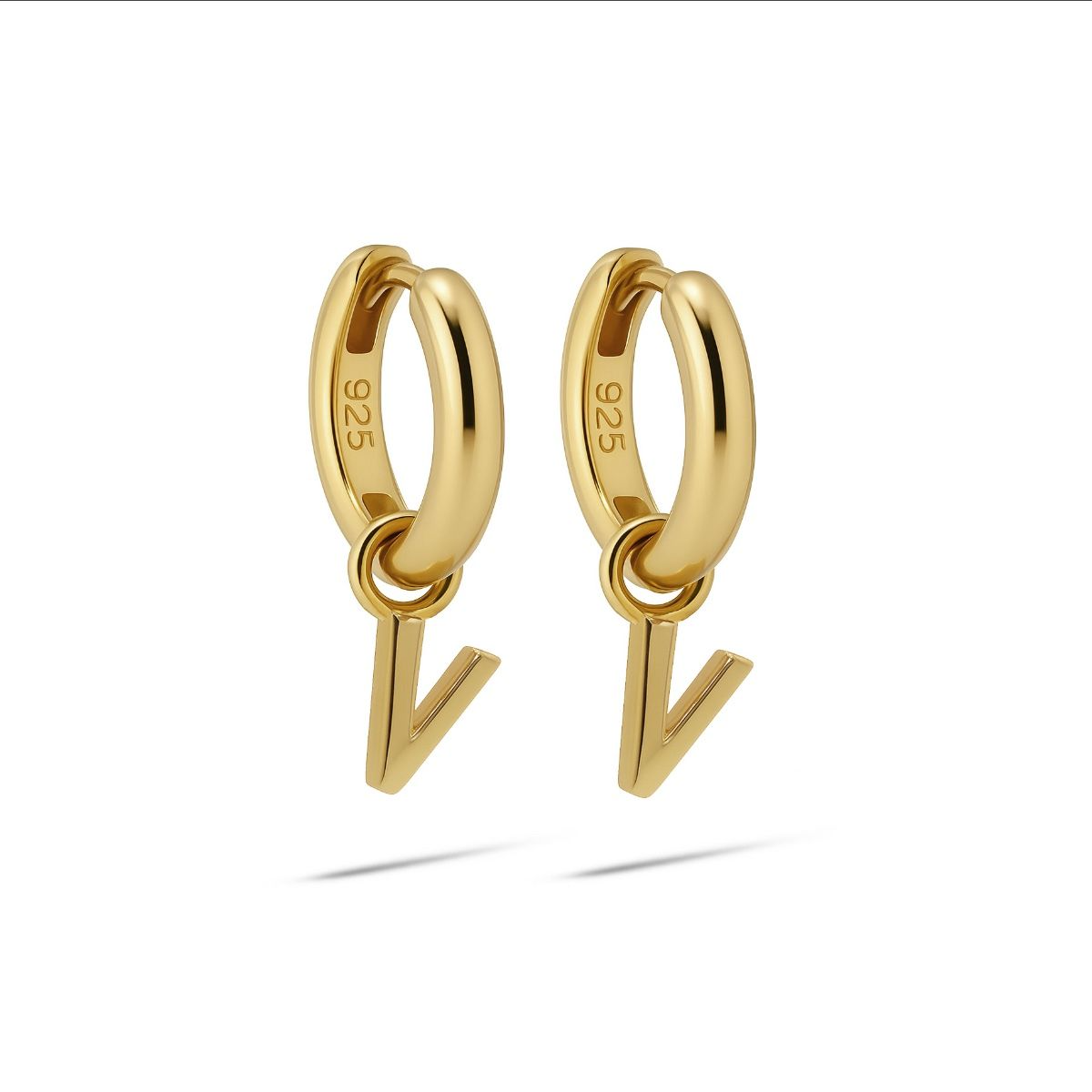 De Hinged Hoops LETTERS - V, modelnummer A177GP-V, zijn stijlvolle creolen in de categorie JEWEL. Deze sieraden zijn perfect om elke outfit een persoonlijke touch te geven. Combineer ze met andere gouden accessoires voor een chique look of draag ze solo voor een minimalistische stijl. Ideaal om dagelijks te dragen of voor speciale gelegenheden.