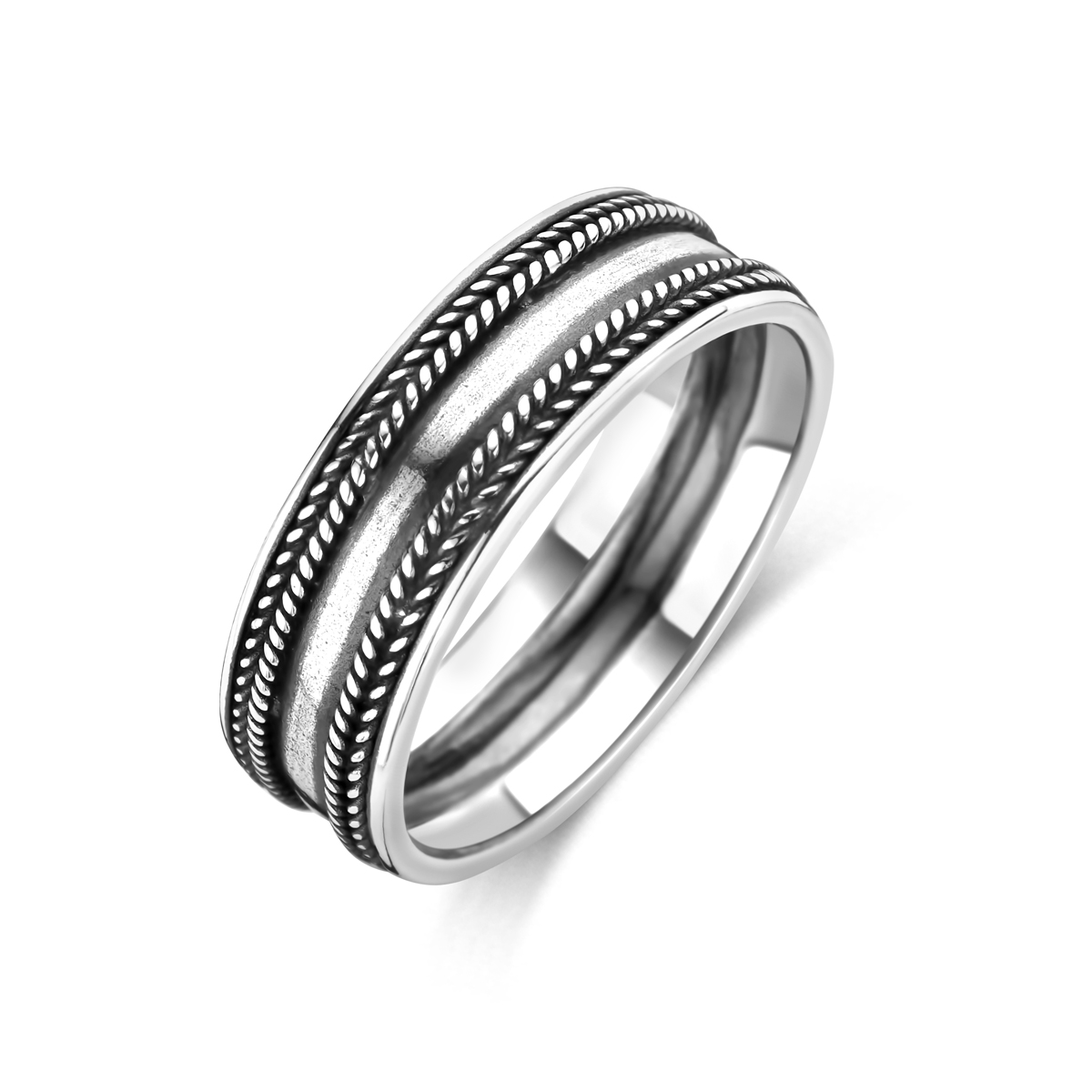 Geoxideerd 925 zilveren ring. De ring heeft een breedte van 7mm.