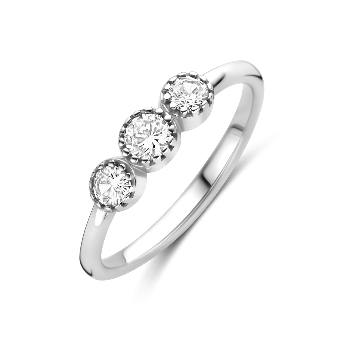 Gerhodineerd 925 zilveren ring uitgevoerd met zirkonia. De ring heeft een breedte van 4.5mm.