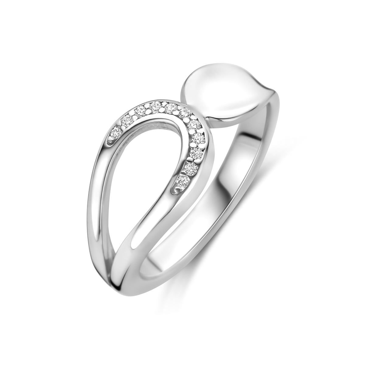 Gerhodineerd 925 zilveren ring uitgevoerd met zirkonia. De ring heeft een breedte van 9mm.