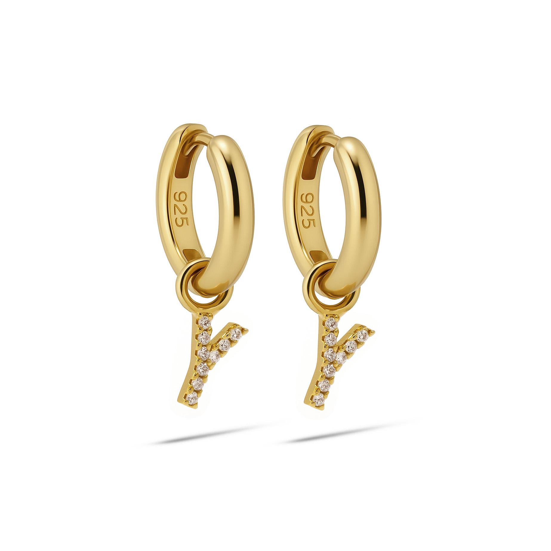 De Hinged Hoops Zirconia Letter Y Goldplated met modelnummer A178GP-Y zijn elegante creolen met een goudlaag en fonkelende zirconia-stenen, ontworpen in de vorm van de letter Y. Deze juweel creolen zijn perfect voor dagelijks gebruik of speciale gelegenheden. Draag ze solo voor een verfijnde look of combineer met andere oorringen voor een trendy stijl. 
