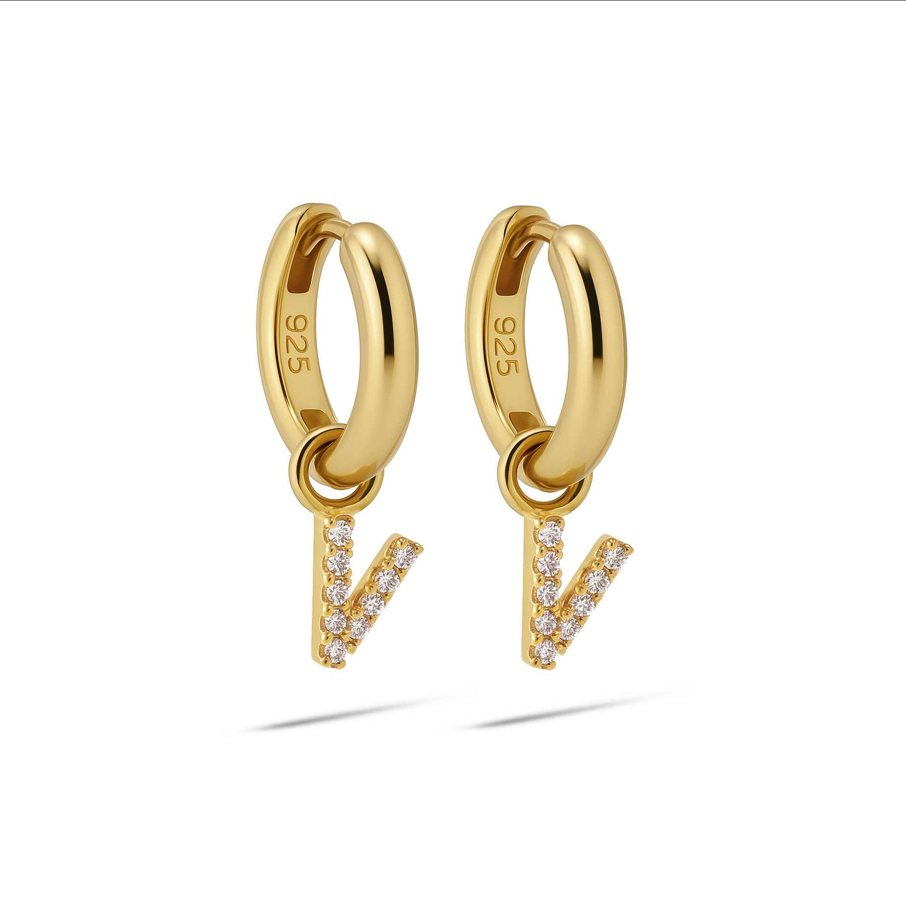 De Hinged Hoops Zirconia Letter V Goldplated, modelnummer A178GP-V, zijn prachtige creool oorbellen. Ze zijn verguld en bevatten een schitterende zirconia in de vorm van de letter V. Ideaal voor elke gelegenheid. Draag ze met een elegante updo om de schoonheid van de oorbellen te benadrukken. Perfect voor zowel dagelijks gebruik als feestelijke gelegenheden.