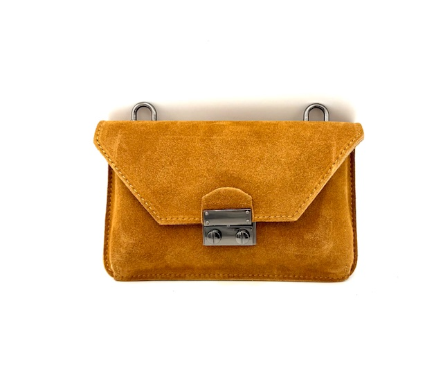 Suède Leren Tas met Flap en Brede Schouderriem – Made in Italy
Deze prachtige schoudertas van suède leer, met een elegante flap-sluiting en stoere donkergrijze metalen accessoires (canna di fucile), is een perfecte mix van stijl en gebruiksgemak. Gemaakt in Italië met oog voor detail en vakmanschap.

De tas heeft één ruim hoofdvak en is gevoerd met duurzaam PU-materiaal. Dankzij de brede schouderriem draag je deze tas comfortabel, de hele dag door – ideaal voor dagelijks gebruik of als chique avondtas.

Kenmerken:
Gemaakt van hoogwaardig suède leer

Accessoires in "canna di fucile" (donkergrijs metaal)

Sluiting met flap voor een moderne look

Enkel compartiment, praktisch en overzichtelijk

PU-voering voor een gladde afwerking

Brede schouderband voor optimaal draagcomfort

Handgemaakt in Italië

Afmetingen:
Breedte: 20 cm

Hoogte: 12 cm

Diepte: 3 cm

Gewicht: 0,3 kg

Deze Italiaanse suède schoudertas is een subtiele eyecatcher die elke outfit compleet maakt – compact, licht en stijlvol. Perfect voor wie houdt van minimalistisch design met een luxe uitstraling.