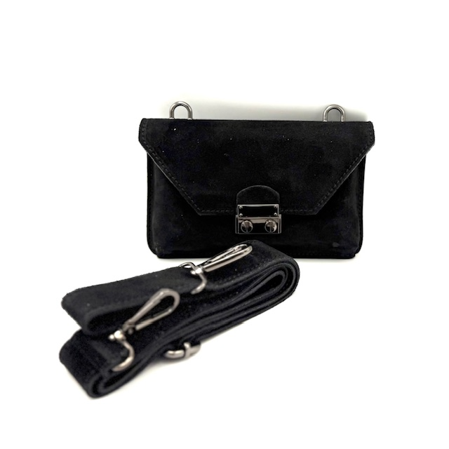 Suède Leren Tas met Flap en Brede Schouderriem – Made in Italy
Deze prachtige schoudertas van suède leer, met een elegante flap-sluiting en stoere donkergrijze metalen accessoires (canna di fucile), is een perfecte mix van stijl en gebruiksgemak. Gemaakt in Italië met oog voor detail en vakmanschap.

De tas heeft één ruim hoofdvak en is gevoerd met duurzaam PU-materiaal. Dankzij de brede schouderriem draag je deze tas comfortabel, de hele dag door – ideaal voor dagelijks gebruik of als chique avondtas.

Kenmerken:
Gemaakt van hoogwaardig suède leer

Accessoires in "canna di fucile" (donkergrijs metaal)

Sluiting met flap voor een moderne look

Enkel compartiment, praktisch en overzichtelijk

PU-voering voor een gladde afwerking

Brede schouderband voor optimaal draagcomfort

Handgemaakt in Italië

Afmetingen:
Breedte: 20 cm

Hoogte: 12 cm

Diepte: 3 cm

Gewicht: 0,3 kg

Deze Italiaanse suède schoudertas is een subtiele eyecatcher die elke outfit compleet maakt – compact, licht en stijlvol. Perfect voor wie houdt van minimalistisch design met een luxe uitstraling.