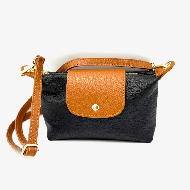 Melva – Leren Schoudertas met Gouden Details – Gemaakt in Italië
Op zoek naar een stijlvolle en compacte leren schoudertas voor elke gelegenheid? De Melva (cod. TR373) is een elegante tracollina gemaakt van 100% echt Italiaans leer, afgewerkt met verfijnde goudkleurige accessoires voor een luxueuze uitstraling.

Deze tas is de perfecte combinatie van stijl, comfort en functionaliteit. De leren schouderriem zorgt voor draaggemak, terwijl de polyester voering en het binnenvak met rits jouw essentials netjes en veilig houden.

Kenmerken:
Gemaakt van hoogwaardig Italiaans leer

Binnenvak met rits voor extra veiligheid

Duurzame polyester voering

Schouderriem van leer voor comfortabel gebruik

Goudkleurige metalen details voor een chique look

Lichtgewicht – slechts 0,25 kg

100% Made in Italy

Afmetingen:
Breedte: 18 cm

Hoogte: 12 cm

Diepte: 5 cm

Gewicht: 0,25 kg

De Melva is ideaal voor avondjes uit, feestjes of dagelijks gebruik wanneer je alleen het essentiële mee wilt nemen – stijlvol, compact en puur Italiaans vakmanschap.