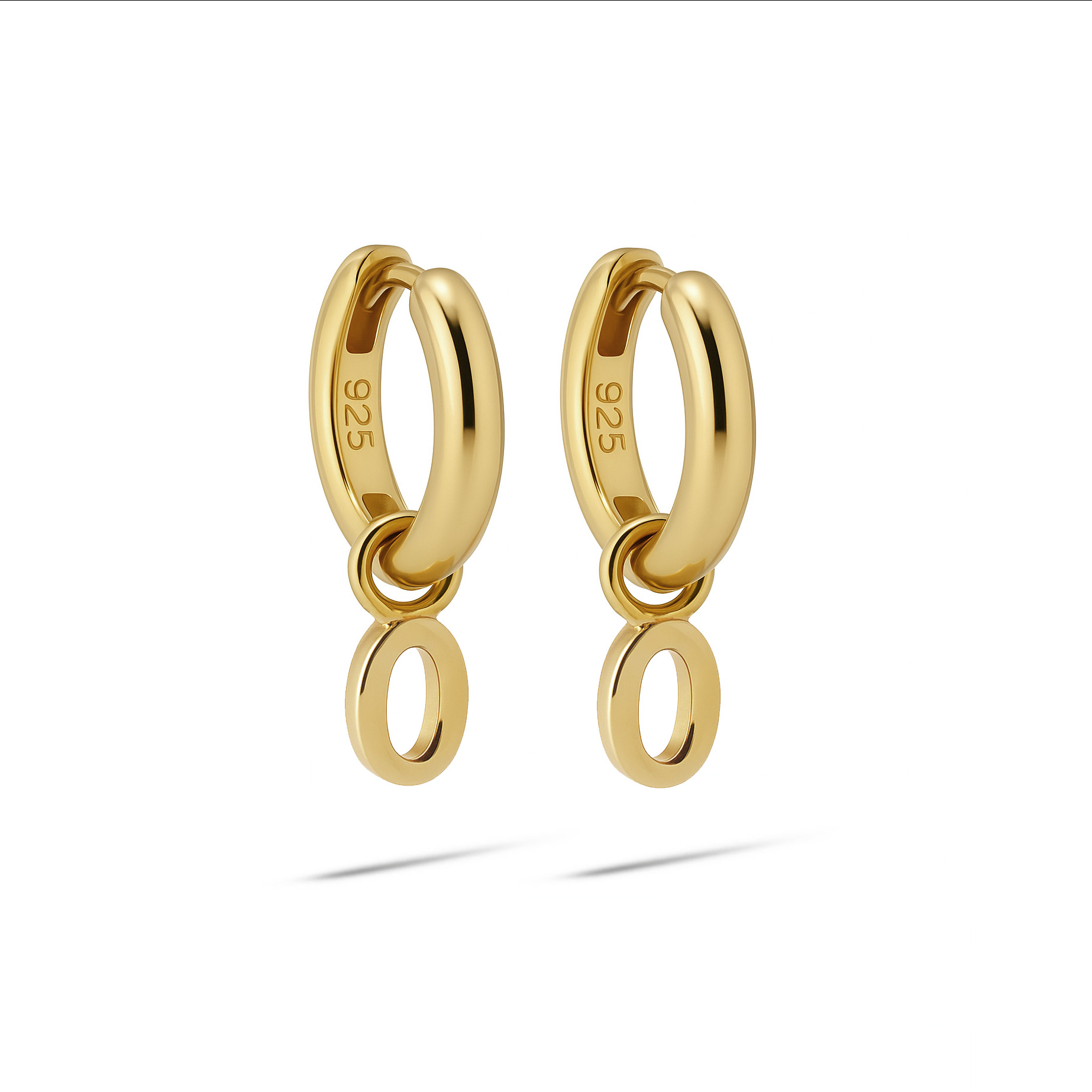 De Hinged Hoops LETTERS - O met modelnummer A177GP-O zijn elegante creolen van hoge kwaliteit binnen de categorie sieraden. Perfect voor dagelijks gebruik of speciale gelegenheden, voegen ze een verfijnde touch toe aan elke look. Draag ze met los haar voor een subtiele look of in een opgestoken kapsel om ze te laten opvallen.