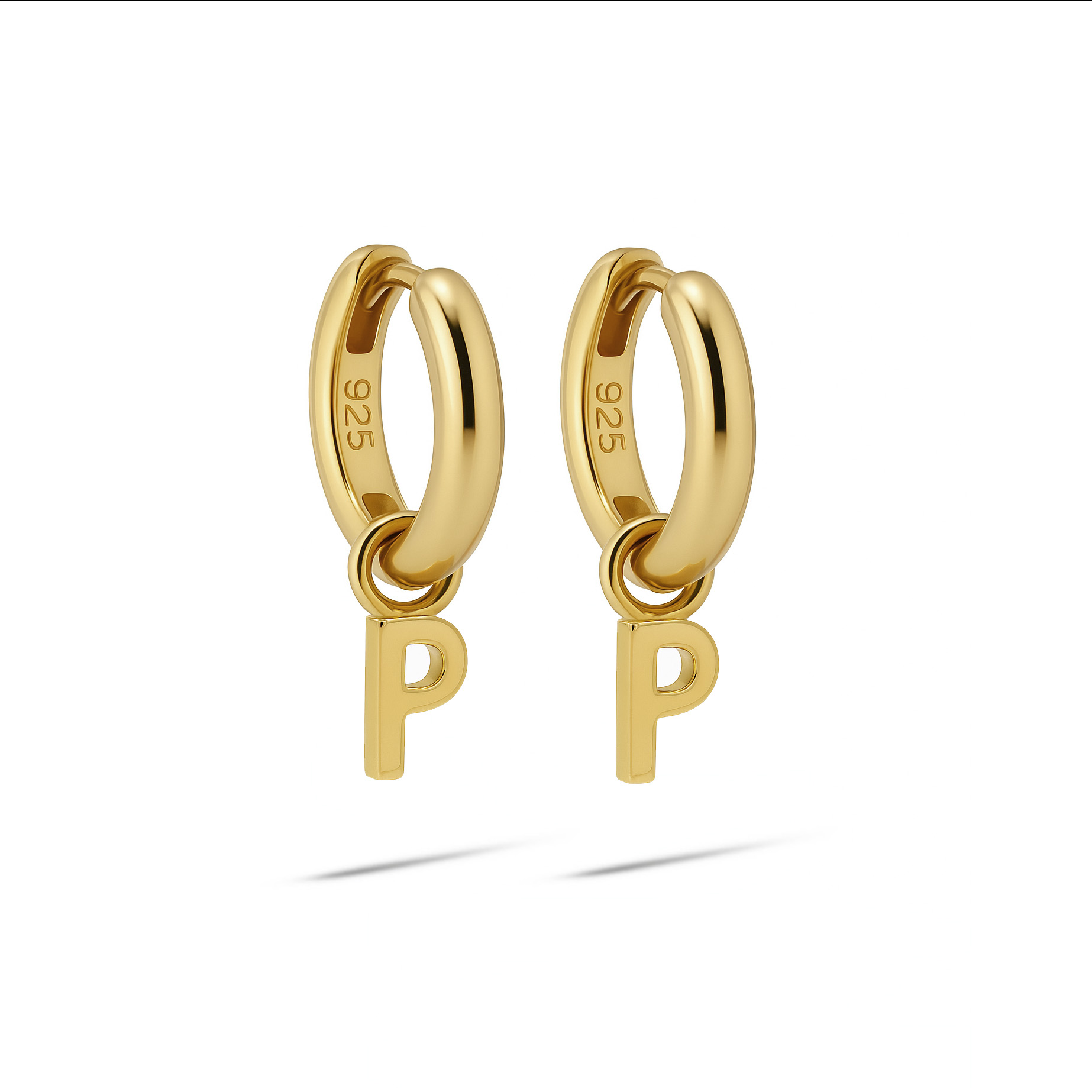 De Hinged Hoops LETTERS - P, modelnummer A177GP-P, zijn elegante creolen die elke outfit compleet maken. Deze sieraden vallen onder de categorie JEWEL en zijn ideaal voor dagelijks gebruik of speciale gelegenheden. Draag ze met je haar omhoog om de prachtige glans en het unieke ontwerp te accentueren. Perfect voor een persoonlijke touch aan je look.