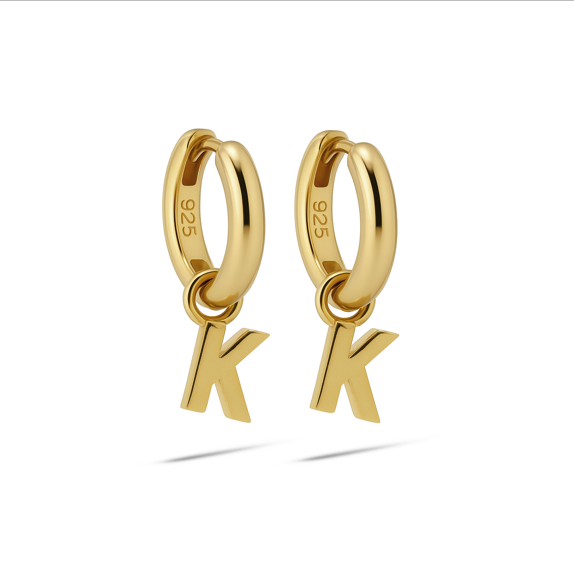De Hinged Hoops LETTERS - K (modelnummer: A177GP-K) zijn prachtige creolen in de categorie "Jewel". Deze oorbellen zijn vakkundig ontworpen met een scharniersluiting voor extra comfort en stijl. Draag ze solo voor een verfijnde look of combineer ze met andere oorbellen voor een trendy ear party. Perfect voor dagelijks gebruik of speciale gelegenheden.