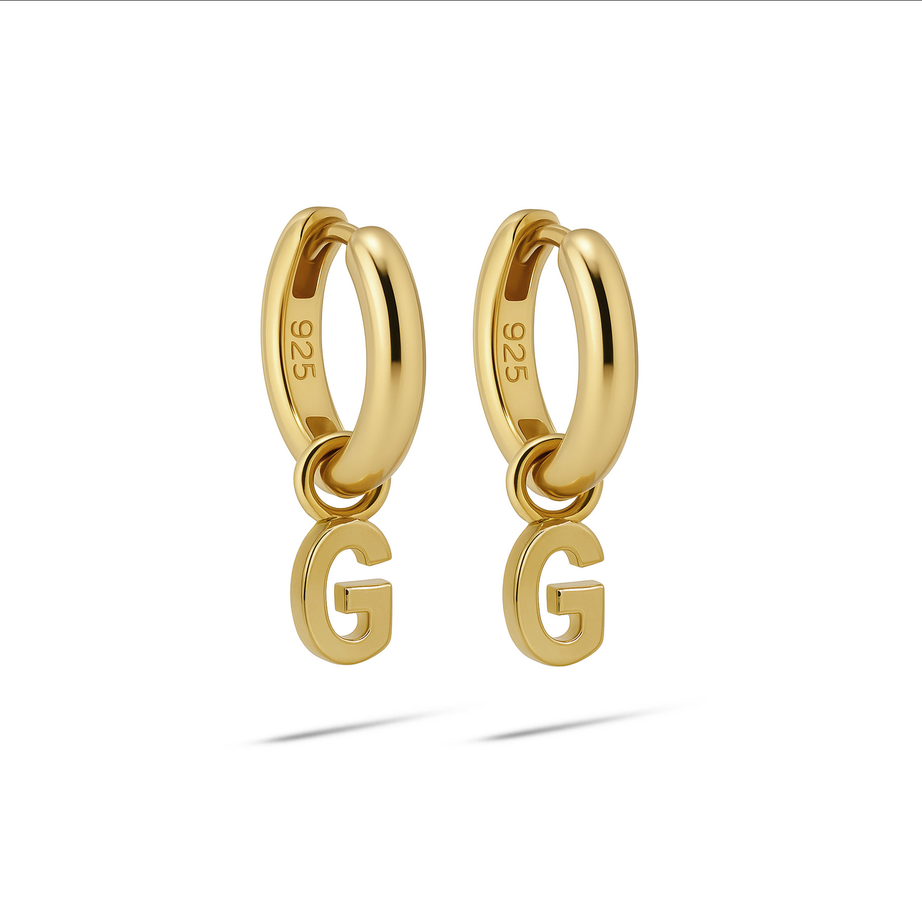 De Hinged Hoops LETTERS - G, modelnummer A177GP-G, zijn elegante creoolse oorbellen met een unieke letter "G" design. Perfect voor dagelijks gebruik of speciale gelegenheden. Combineer ze met andere gouden sieraden voor een verfijnde look. Deze creolen zijn ideaal voor wie een persoonlijk tintje aan hun stijl wil toevoegen. Kwaliteit en stijl in één.