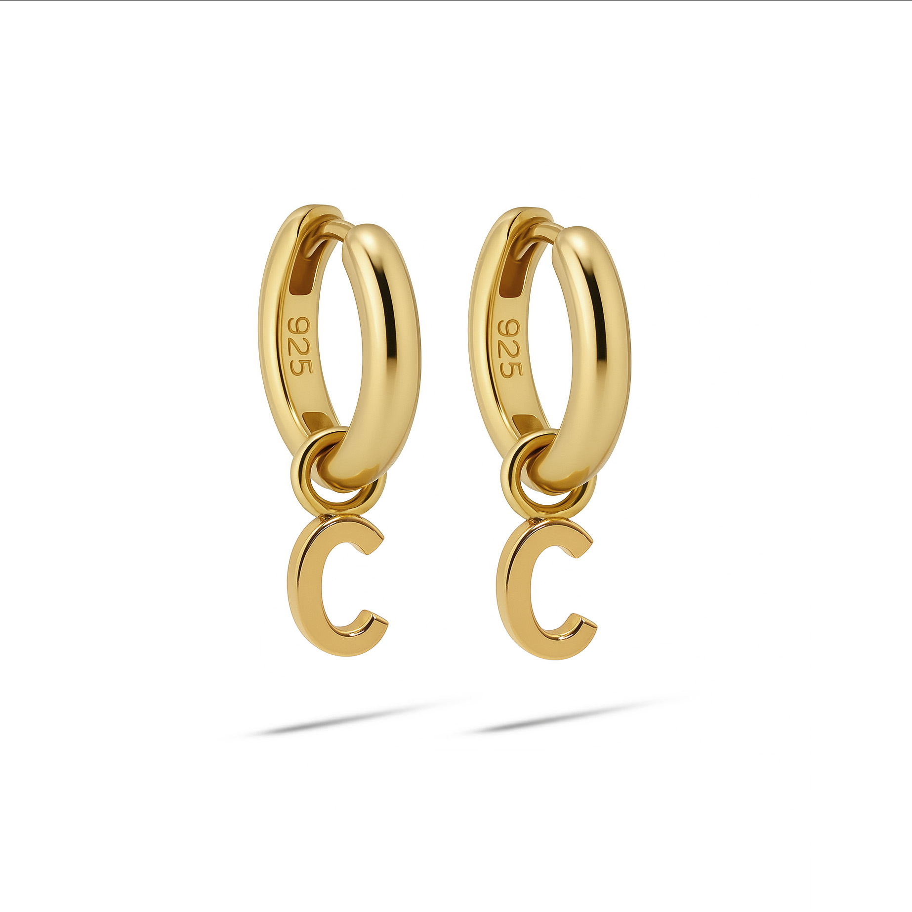 De Hinged Hoops LETTERS - C, modelnummer A177GP-C, zijn stijlvolle creolen onder de categorie JEWEL. Deze oorbellen zijn perfect voor dagelijks gebruik of een avondje uit. Draag ze solo voor een subtiele look of combineer ze met andere oorbellen voor een gedurfde statement. Deze veelzijdige creolen voegen een stijlvolle touch toe aan elke outfit.