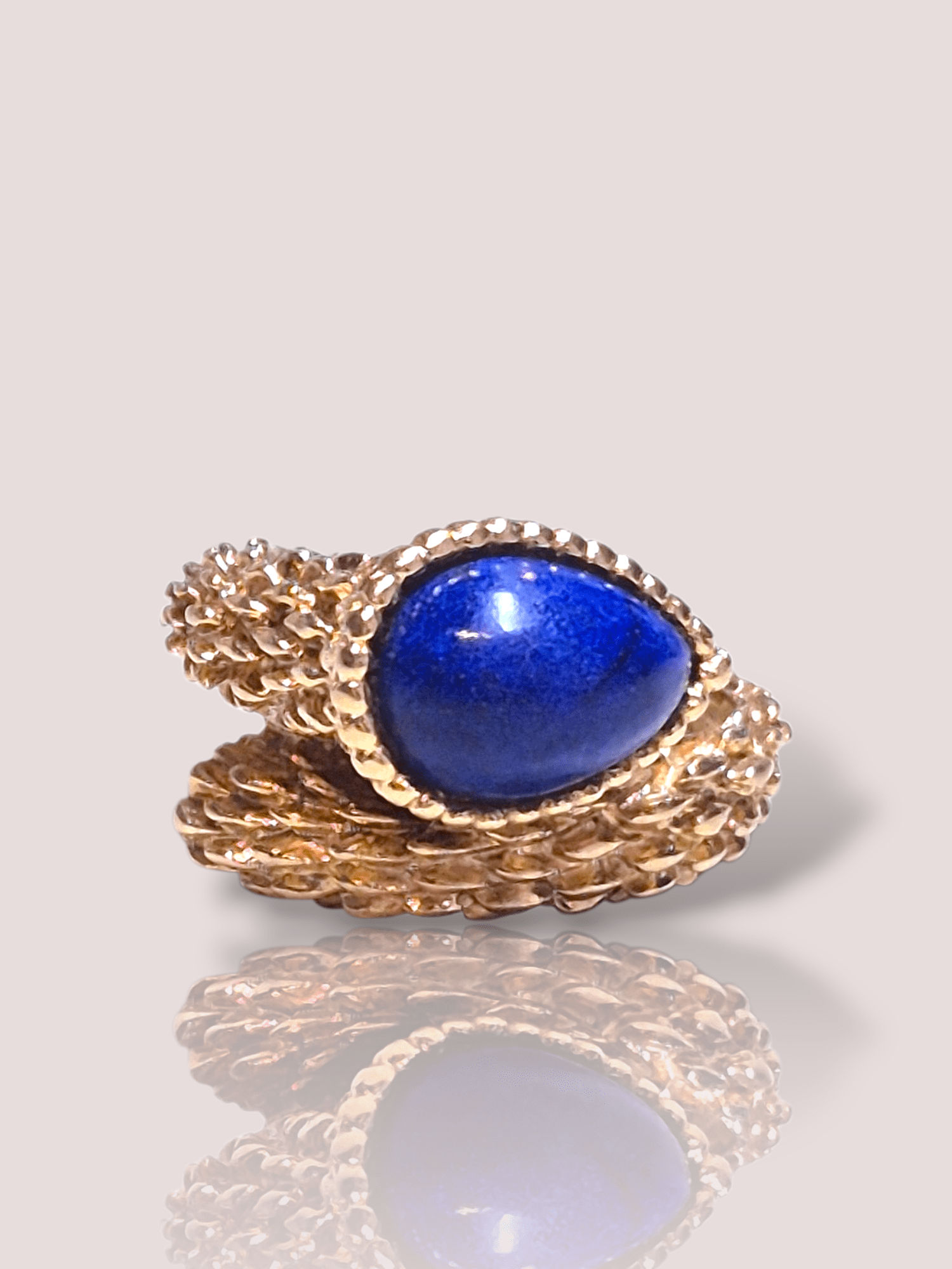 Deze Vintage 18k geel gouden Boucheron Serpent Bohème ring met Lapis Lazuli is een elegante ring die vakmanschap en verfijning uitstraalt. De kenmerkende slangenvorm en het diepblauwe Lapis Lazuli maken het een opvallend stuk. Draag het solo voor een subtiele look of combineer met andere fijne ringen voor een gedurfde stijl. Perfect voor elke gelegenheid.

Boucheron is een toonaangevend luxe juwelenhuis uit Frankrijk dat werd opgericht in 1858. 