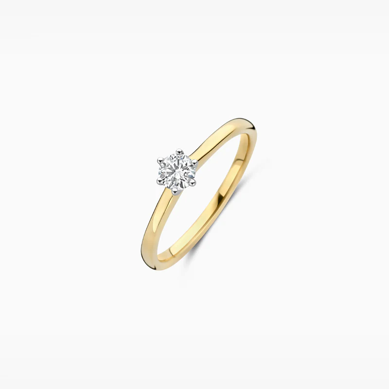 Deze Blush ring is een elegante ring van 14 karaat geelgoud en witgoud met een lab diamant in chaton zetting. Steen grootte: ∅ 4.4 mm en gewicht Diamant (in ct): 0.30. 
