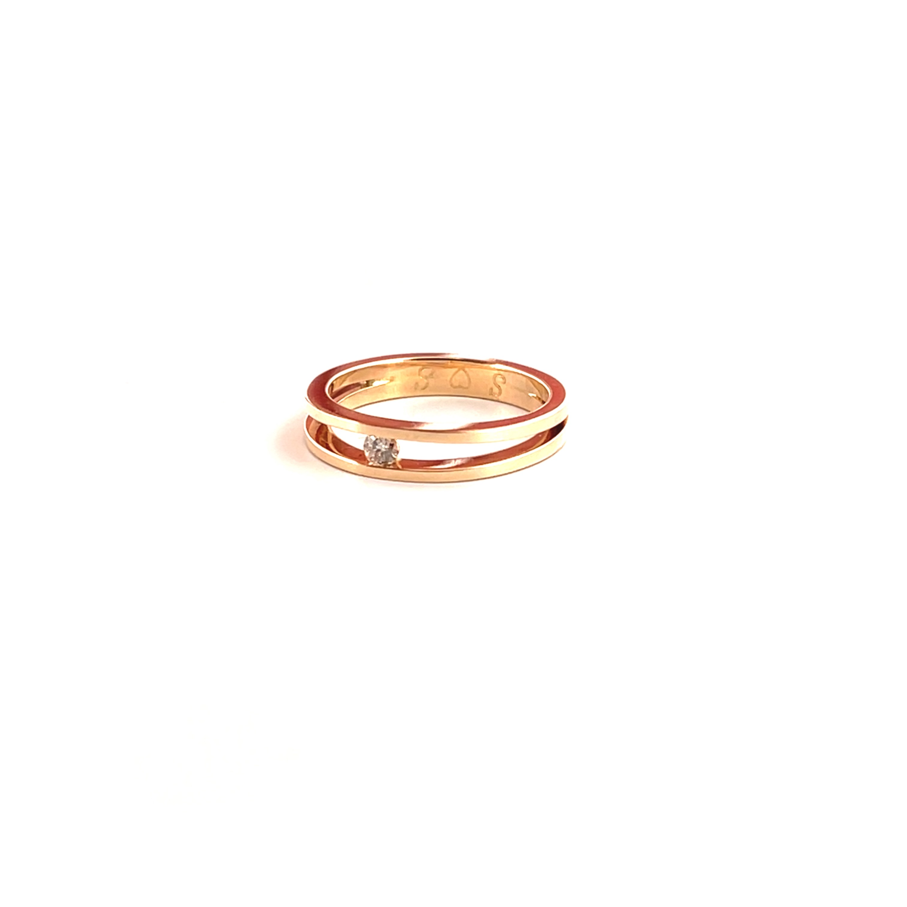 Strakke, minimalistische dubbele geelgouden ring met prachtige 0.05 karaat diamant.

Sierlijke verfijnde draden laten deze ontwerpen voor zichzelf spreken. Met een letterlijke twist zijn deze sieraden goed draagbaar en makkelijk te combineren. Een energieke wikkel van sierlijkheid die jou laat stralen. Elk sieraad wordt met de hand gemaakt in ons eigen atelier en ontstaat spontaan op gevoel. Jouw Twist is dus altijd uniek.

Deze ring is ook verkrijgbaar in witgoud en kan met een grotere of andere (kleur) steen gemaakt worden.

Zeer geschikt als verlovingsring!

Maak een afspraak en kom deze ring passen! Of bestel haar gelijk, dan sturen we deze mooi verpakt naar je toe.