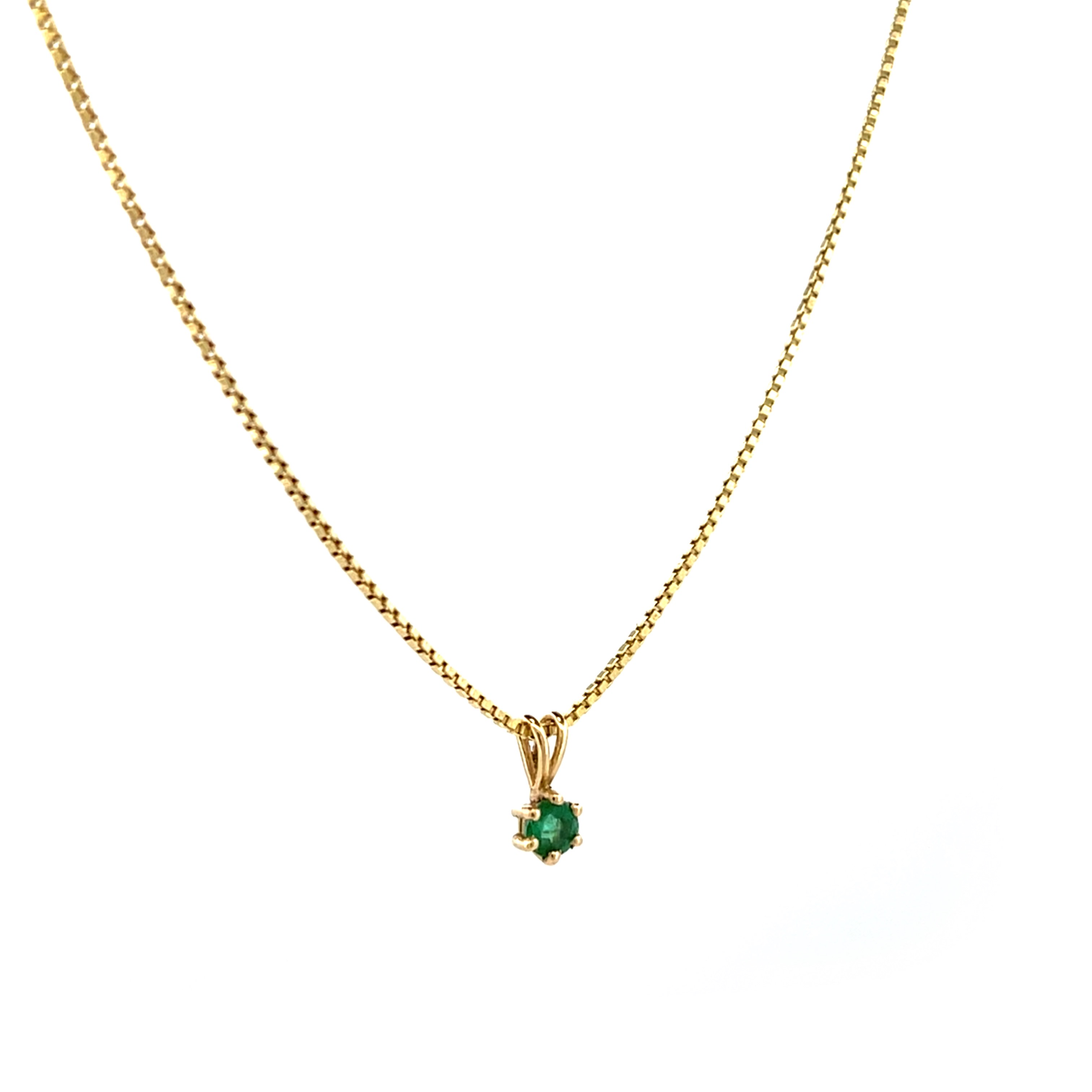 De minimalistische hanger is een echte beauty en past overal bij. De prachtige groene kleur van de smaragd in een 6 poots chaton zetting laat je stralen als een prinses.

Deze hanger wordt los verkocht maar we adviseren haar met een bijpassende ketting van goud met een lengte van 45cm.