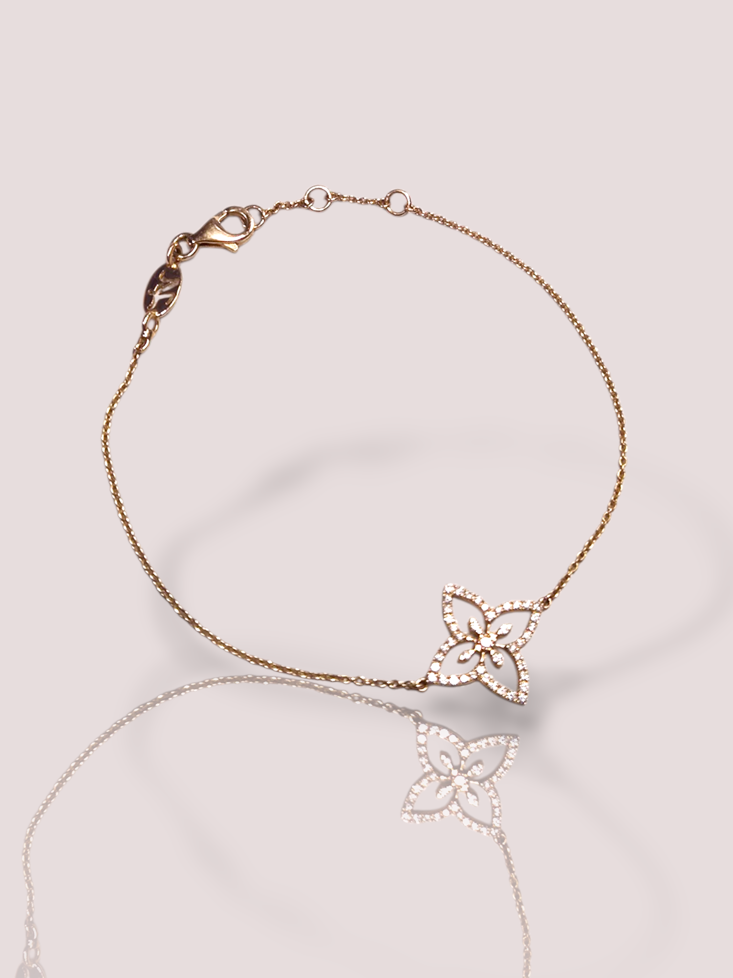 Deze vintage 18k roségouden Idylle Lily Flower armband van Vanessa Tugendhaft belichaamt elegantie en verfijning. Deze delicate armband is ideaal voor zowel dagelijkse draag als speciale gelegenheden. Combineer met andere roségouden sieraden voor een harmonieuze look. Perfect voor een stijlvolle en tijdloze uitstraling.

De armband bevat een prachtig ontworpen grafische lelie met 45 schitterende witte diamantjes.  