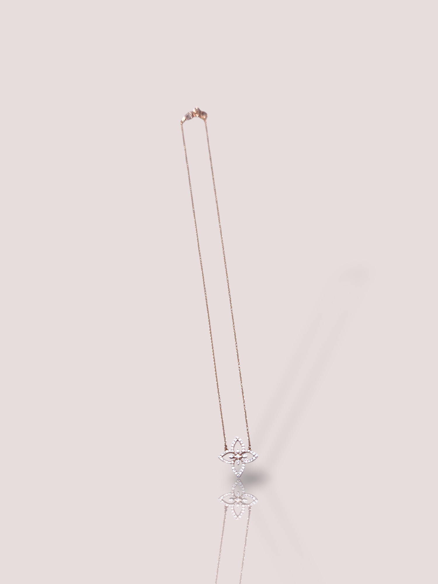 Dit vintage 18k rose gouden Vanessa Tugendhaft Idylle Lily Flower collier, is een verfijnde halsketting. Dit sieraad is gemaakt van 18k roségoud en heeft een elegant leliebloemontwerp. Draag dit sieraad als een statementstuk op een diep uitgesneden jurk of blouse om de verfijning en schoonheid van de ketting te benadrukken. Perfect voor speciale gelegenheden.

De verfijnde hanger bevat 45 schitterende witte briljanten.
