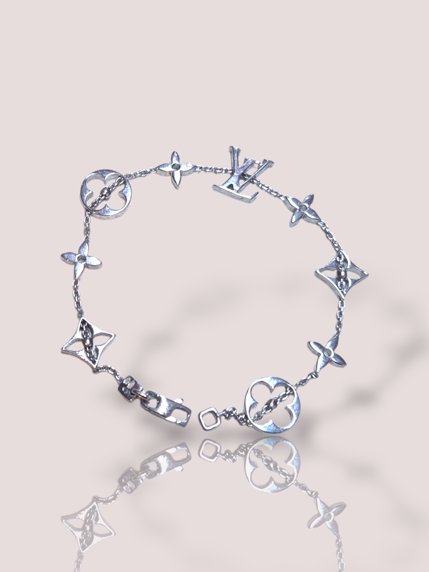 Deze vintage 18k witgouden Louis Vuitton monogram armband straalt elegantie uit in elke juwelenverzameling. Deze unieke armband behoort tot de categorie juwelen, type armbanden, subtype witgouden armbanden. Perfect te dragen als opvallend sieraad bij formele gelegenheden of als dagelijks pronkstuk. Combineer met andere witgouden accessoires voor een complete look.

De armband ligt prachtig op de hand doordat deze mooi zwaar is, gemaakt van 18k witgoud. Een musthave voor elke liefhebber van Louis Vuitton!