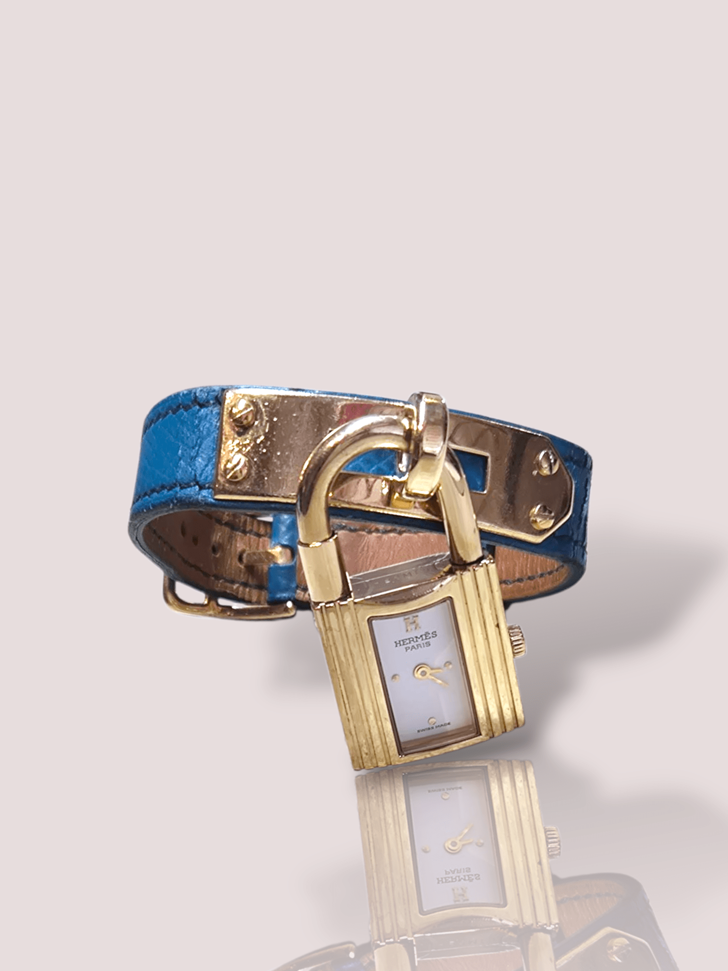 Dit Vintage Hermes Kelly polshorloge is een elegant en tijdloos polshorloge dat komt met 2 leren bandjes en de originele doos. Dit klassieke horloge is ideaal om dagelijks te dragen en voegt een vleugje luxe toe aan elke outfit. Draag het aan uw pols voor een verfijnde en stijlvolle look. Perfect voor elke gelegenheid.

De leren bandjes zijn 17,5 cm en zijn in vintage conditie. Het horlogebandje is voorzien van een kelly lock met daarin het quartz uurwerk.