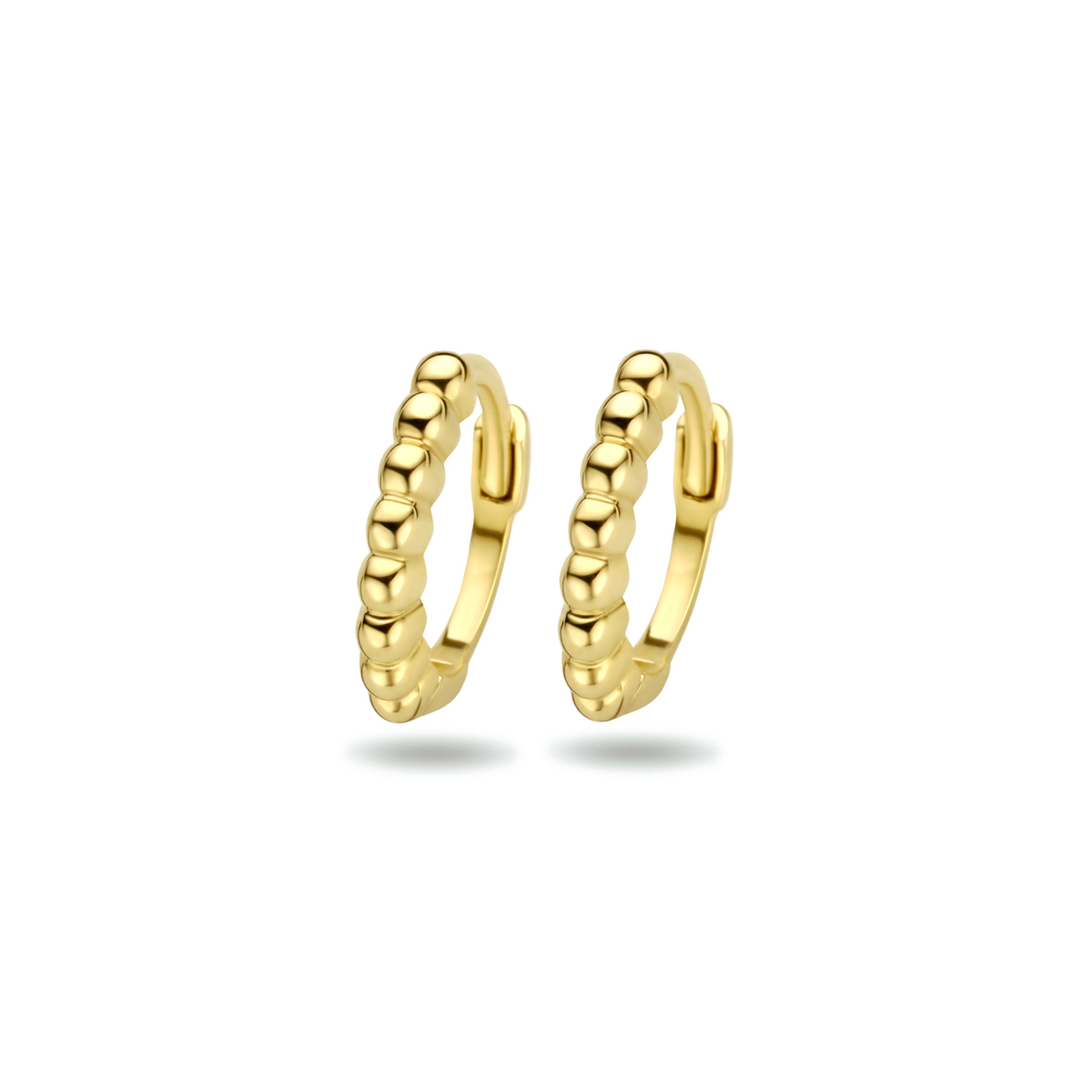 9k Geel kleurigklapoorringen uitgevoerd met bolletjes. De oorringen hebben een diameter van 10mm en een dikte van 1.7mm.