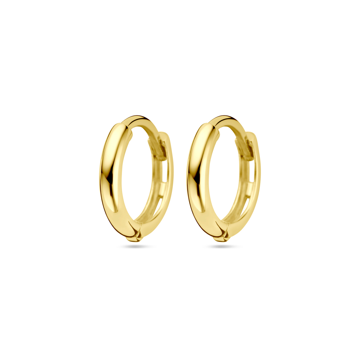 9k Geel kleurigklapoorringen. De oorringen hebben een breedte van 2mm.