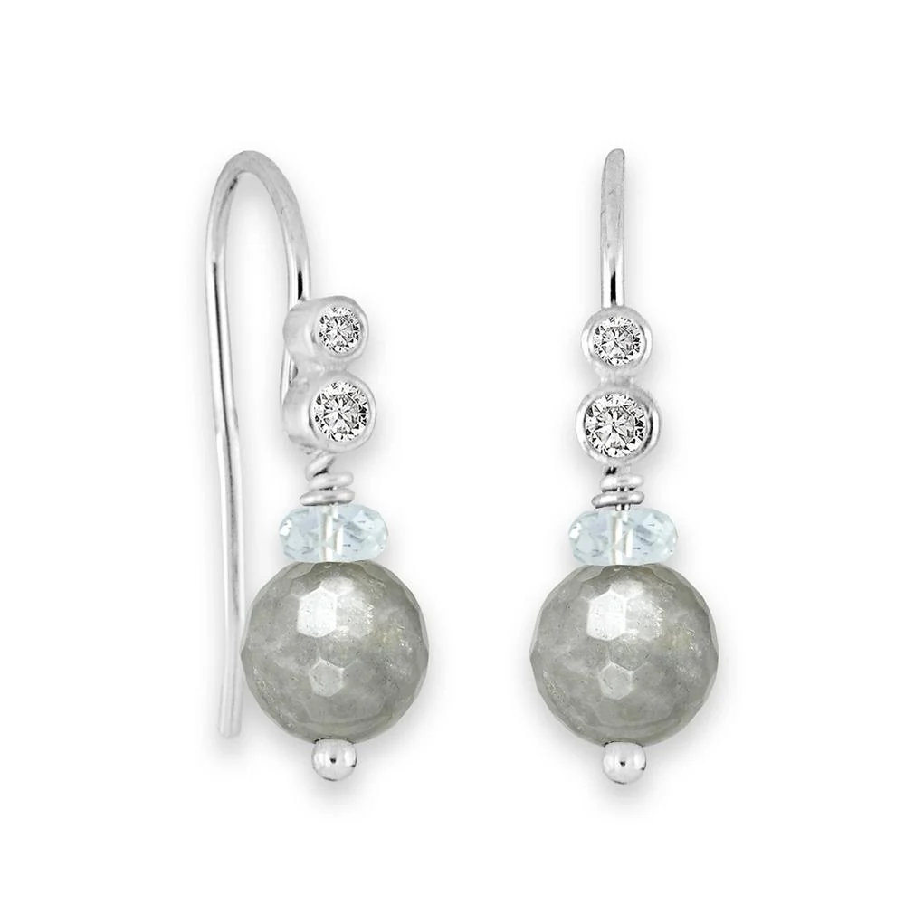 De Oorbel Spring (S) met modelnummer 60004013 is een stijlvolle hanger van een niet-gespecificeerd merk. Kenmerken zijn de categorie "JEWEL" en "JEWEL_TYPE" als "PENDANT". Draag deze hanger met een fijne ketting voor een elegant effect, of combineer met andere sieraden voor een gelaagde look. Geschikt voor elke gelegenheid voor een vleugje verfijning.